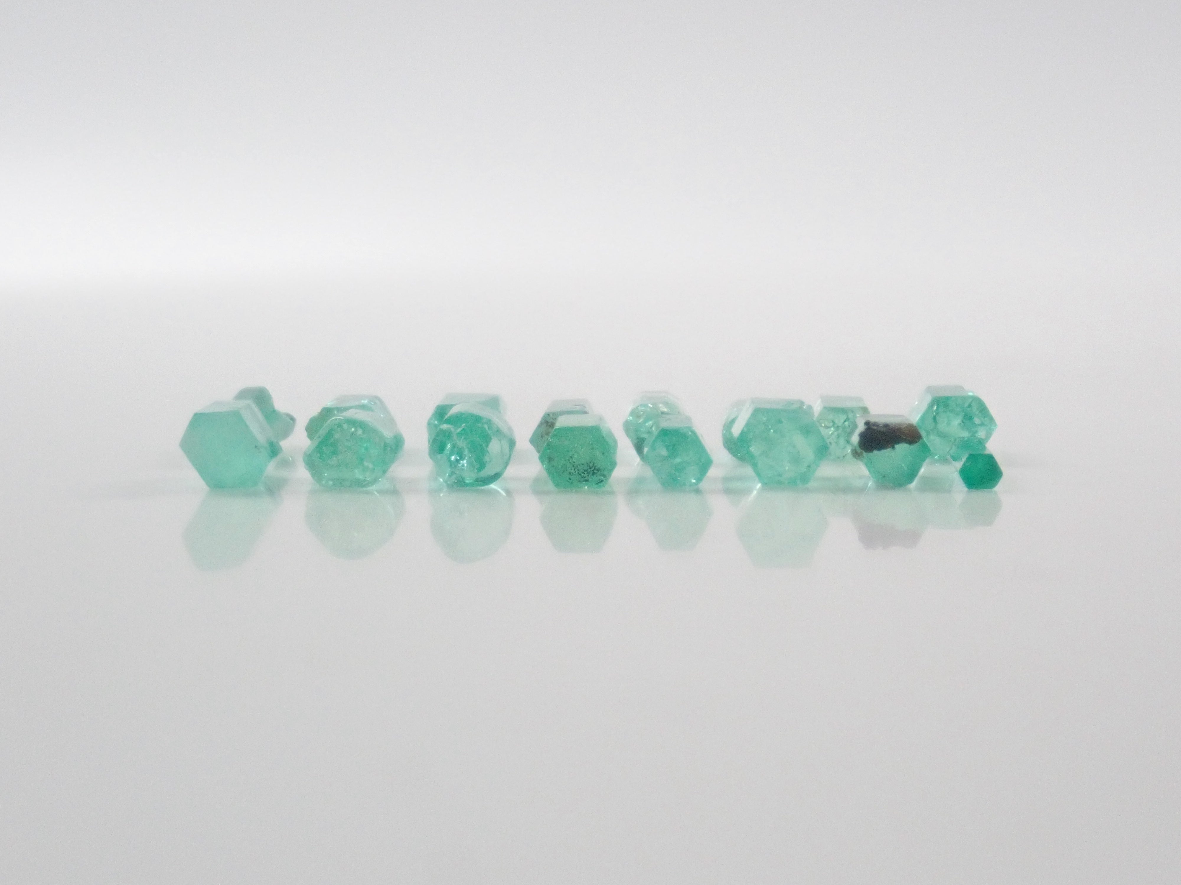【9/4 22時販売】《限定16石》コロンビア産エメラルド原石(平均0.35ct)《複数購入割引有》