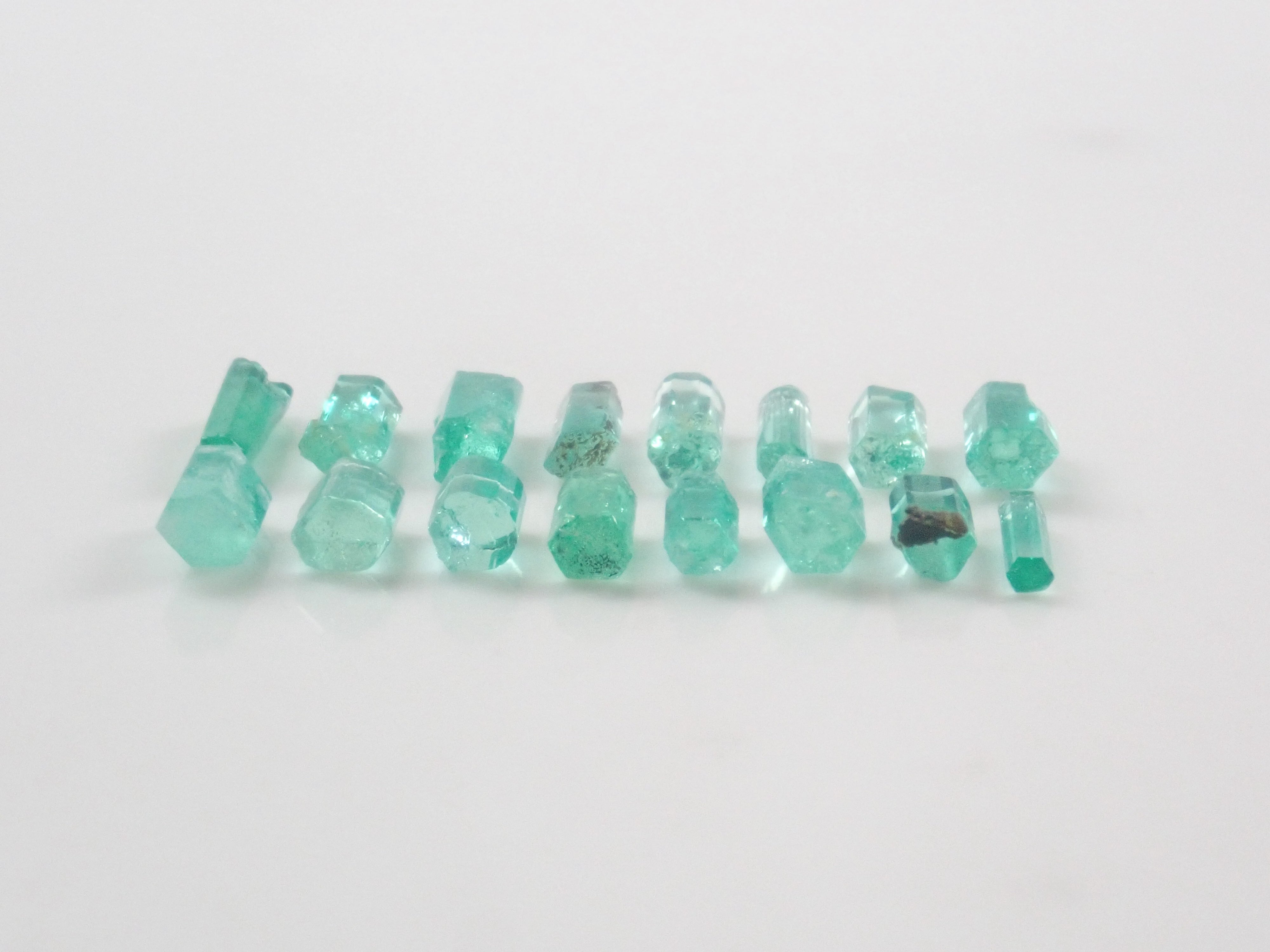 【9/4 22時販売】《限定16石》コロンビア産エメラルド原石(平均0.35ct)《複数購入割引有》