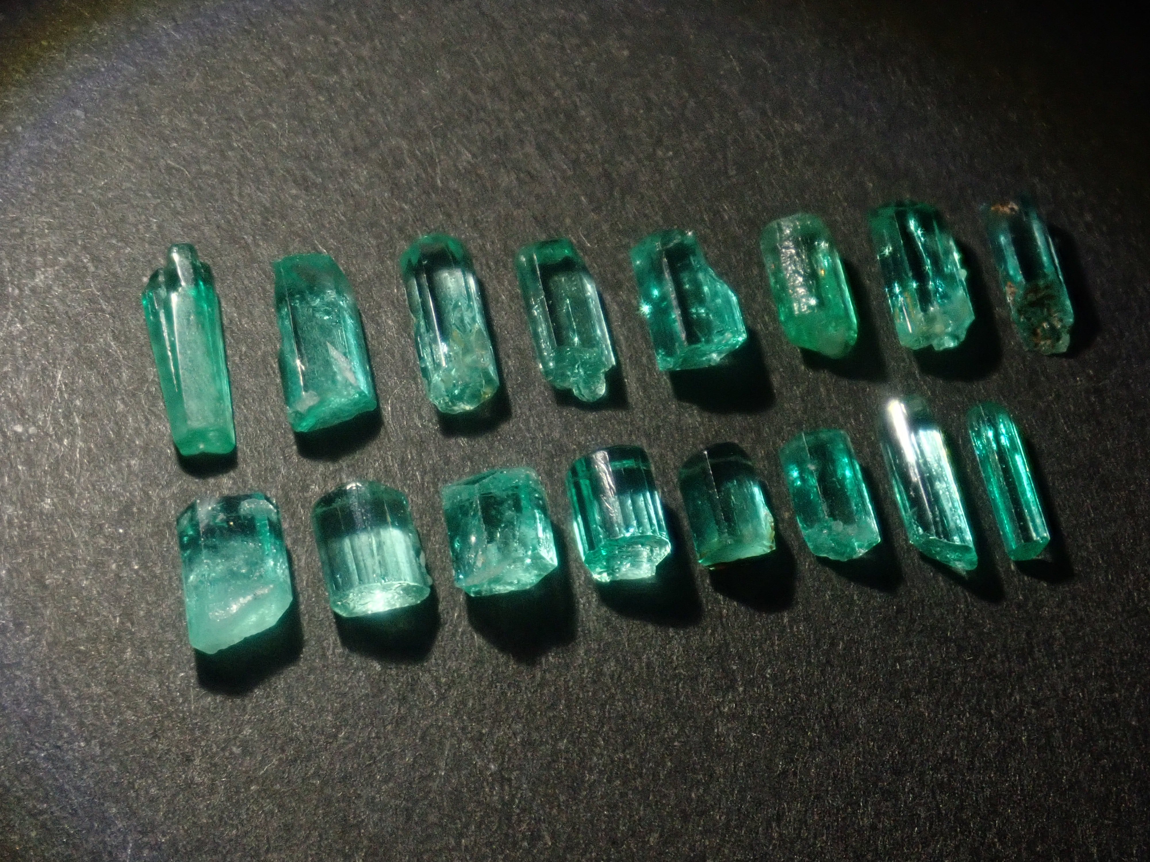 【9/4 22時販売】《限定16石》コロンビア産エメラルド原石(平均0.35ct)《複数購入割引有》