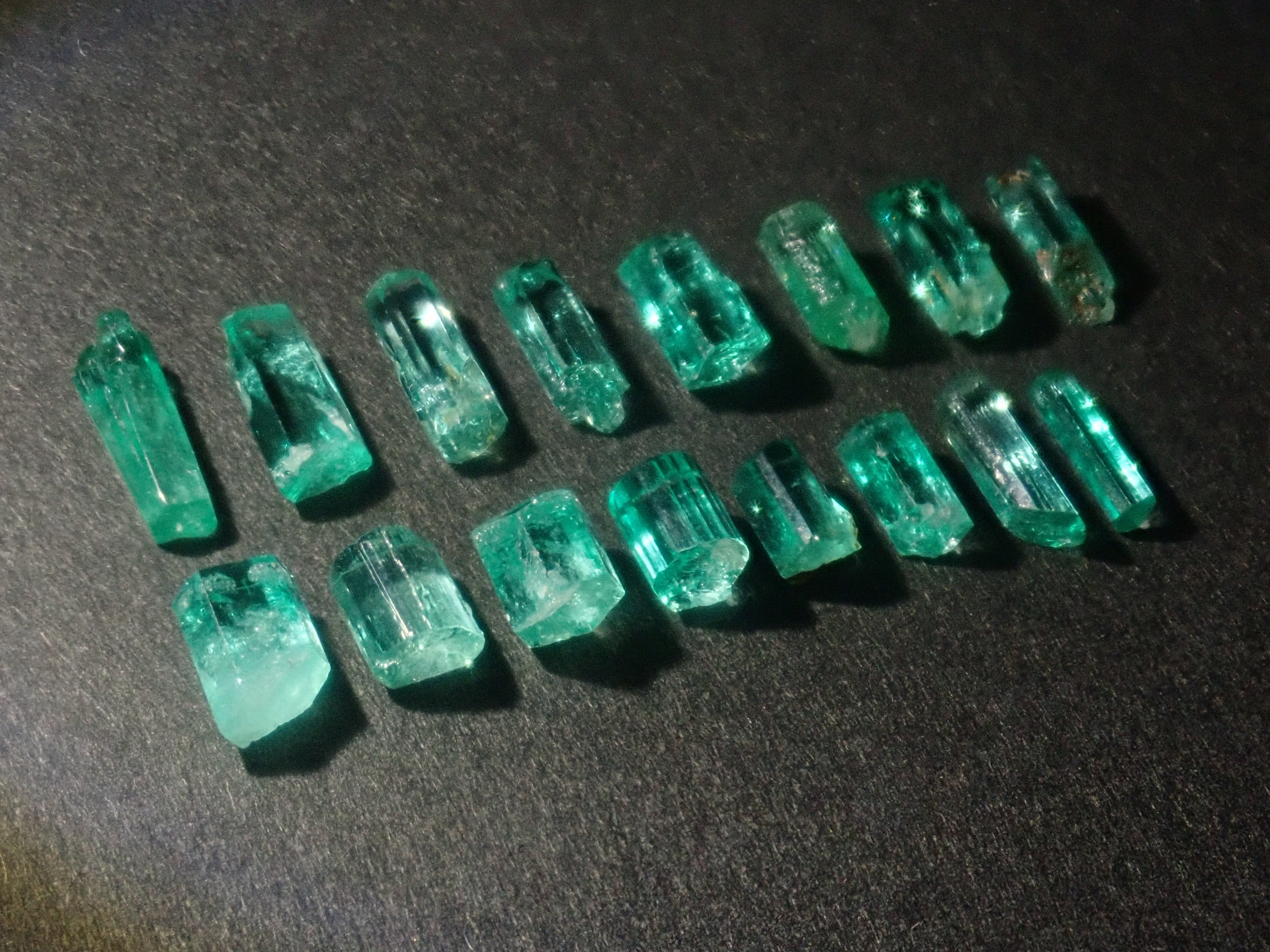 【9/4 22時販売】《限定16石》コロンビア産エメラルド原石(平均0.35ct)《複数購入割引有》