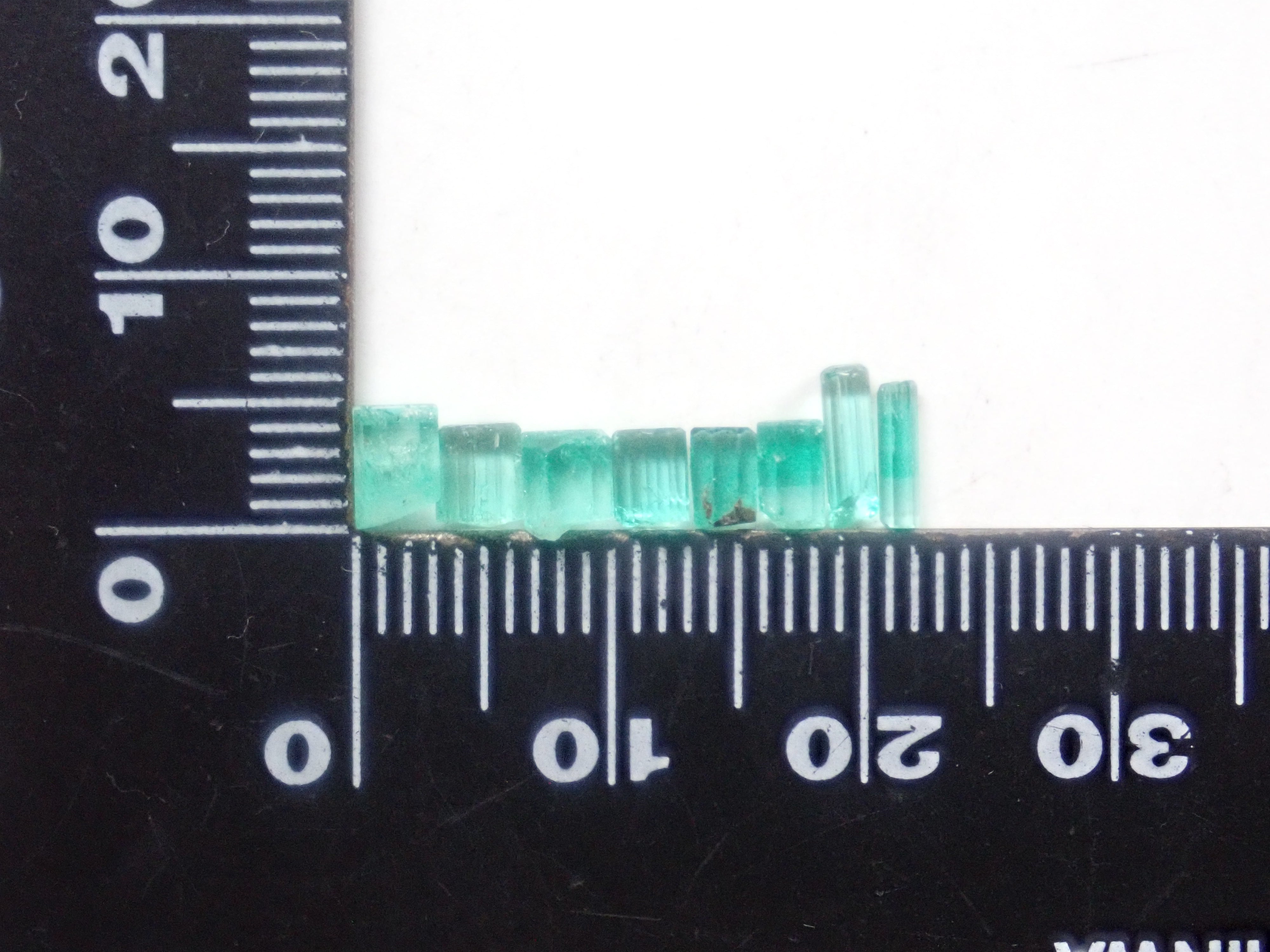 【9/4 22時販売】《限定16石》コロンビア産エメラルド原石(平均0.35ct)《複数購入割引有》