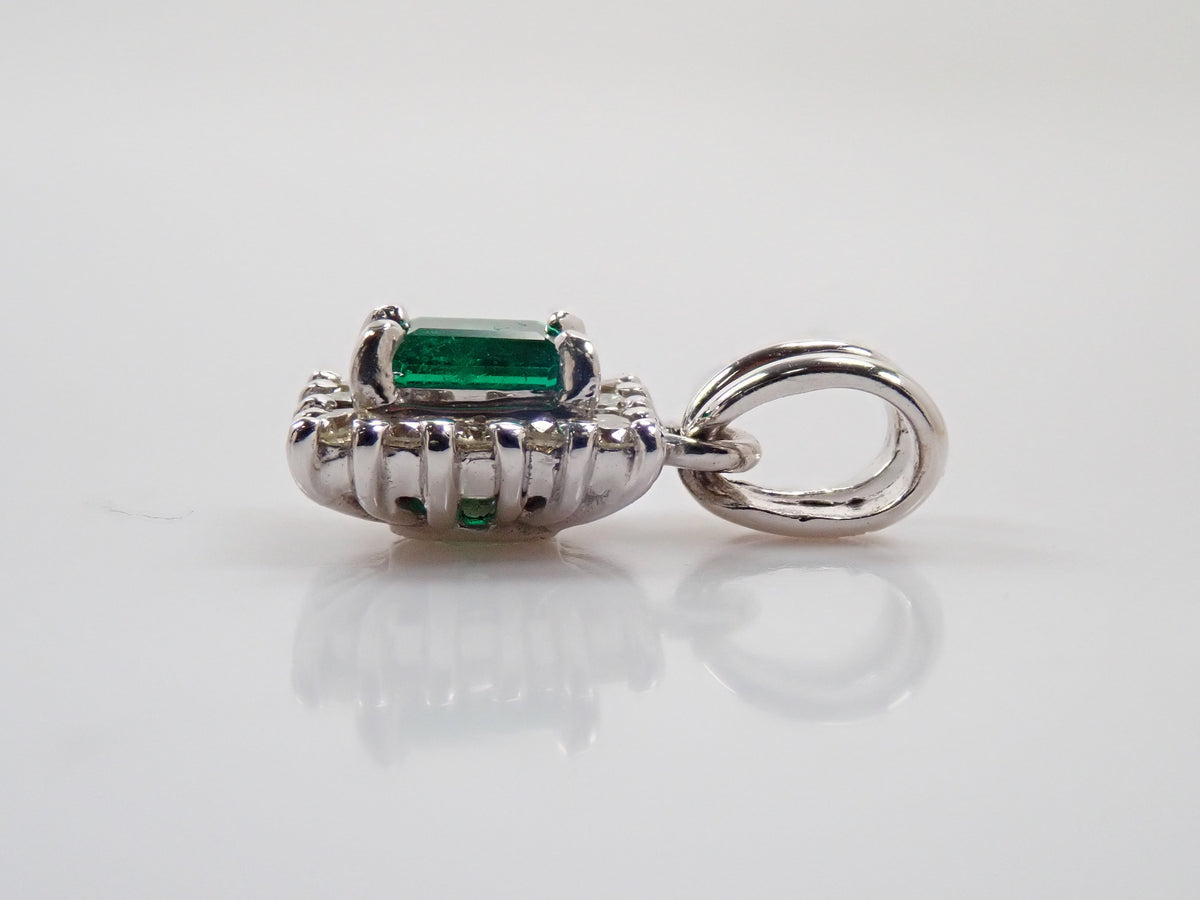 【10/13 22時販売】【カラフリ】K18WG エメラルド0.15ct・ダイヤモンド0.12ctペンダントトップ(ネックレストップ)鑑別書