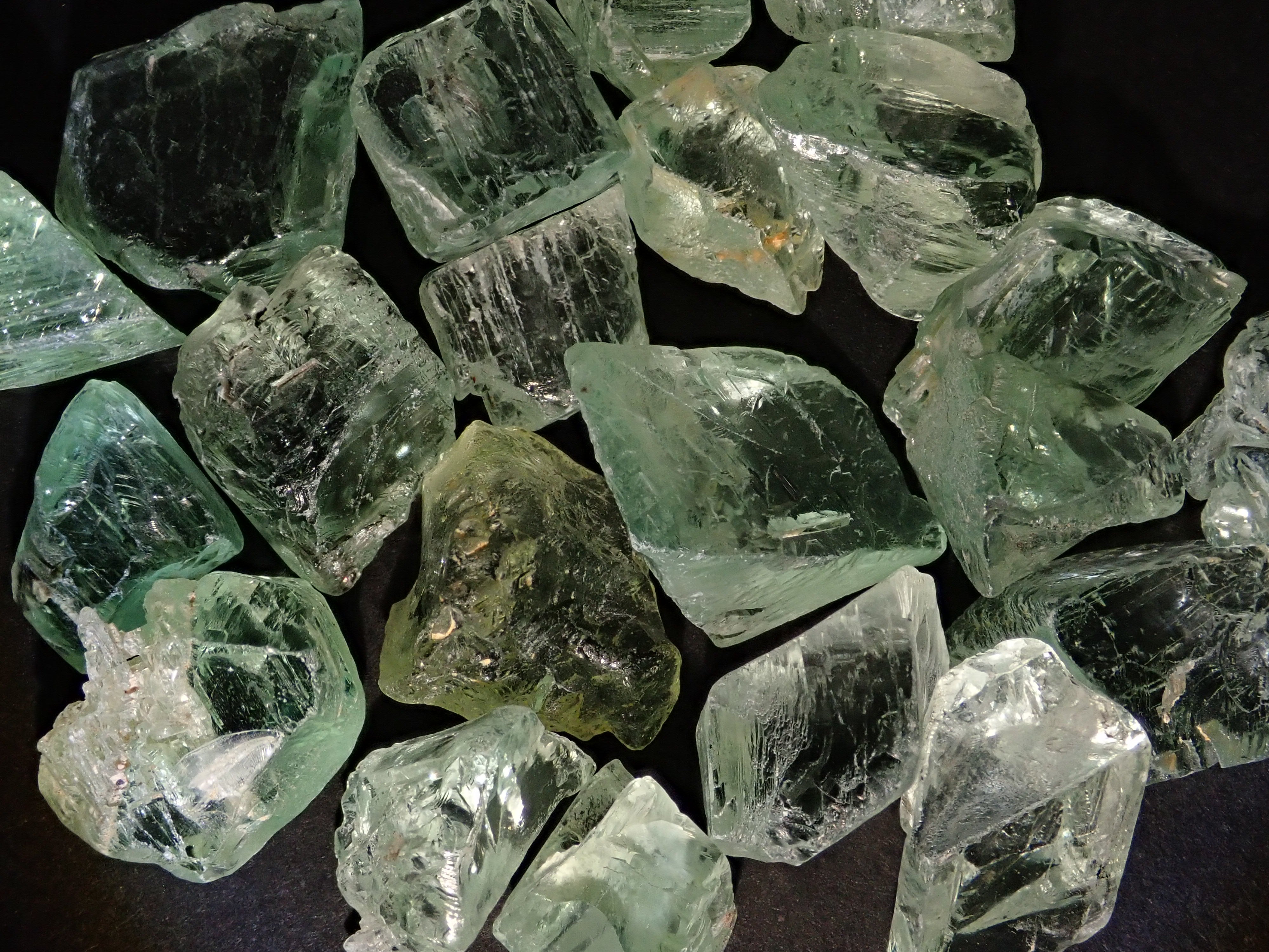 ブラジル産グリーンスポジュメン 1石 約7ct《複数購入割引有》