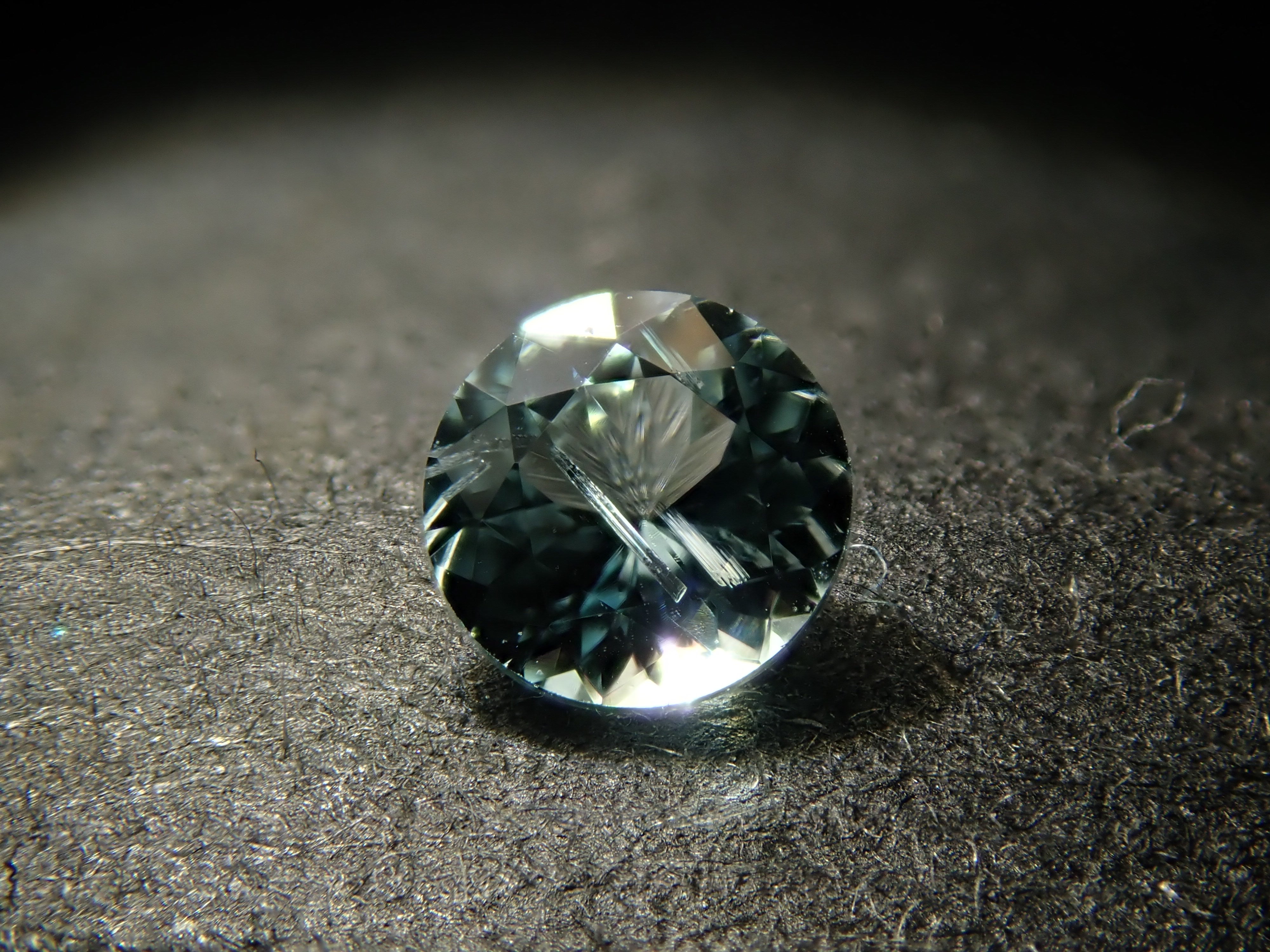 モザンビーク産パライバトルマリン 3.2mm/0.119ctルース