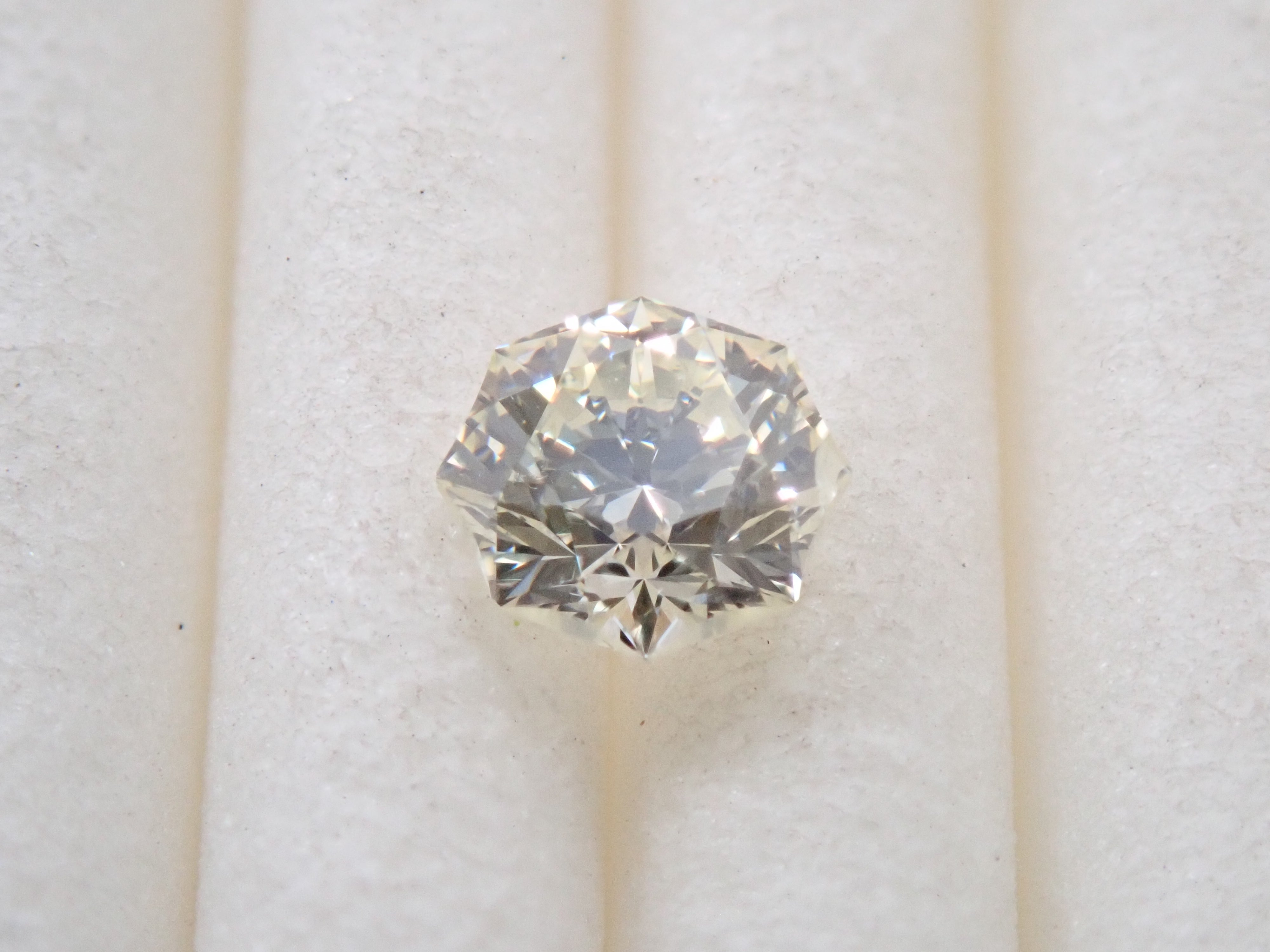 【32501959掲載】イエローダイヤモンド 0.270ctルース(UNDER N(VERY LIGHT YELLOW), SI-2)