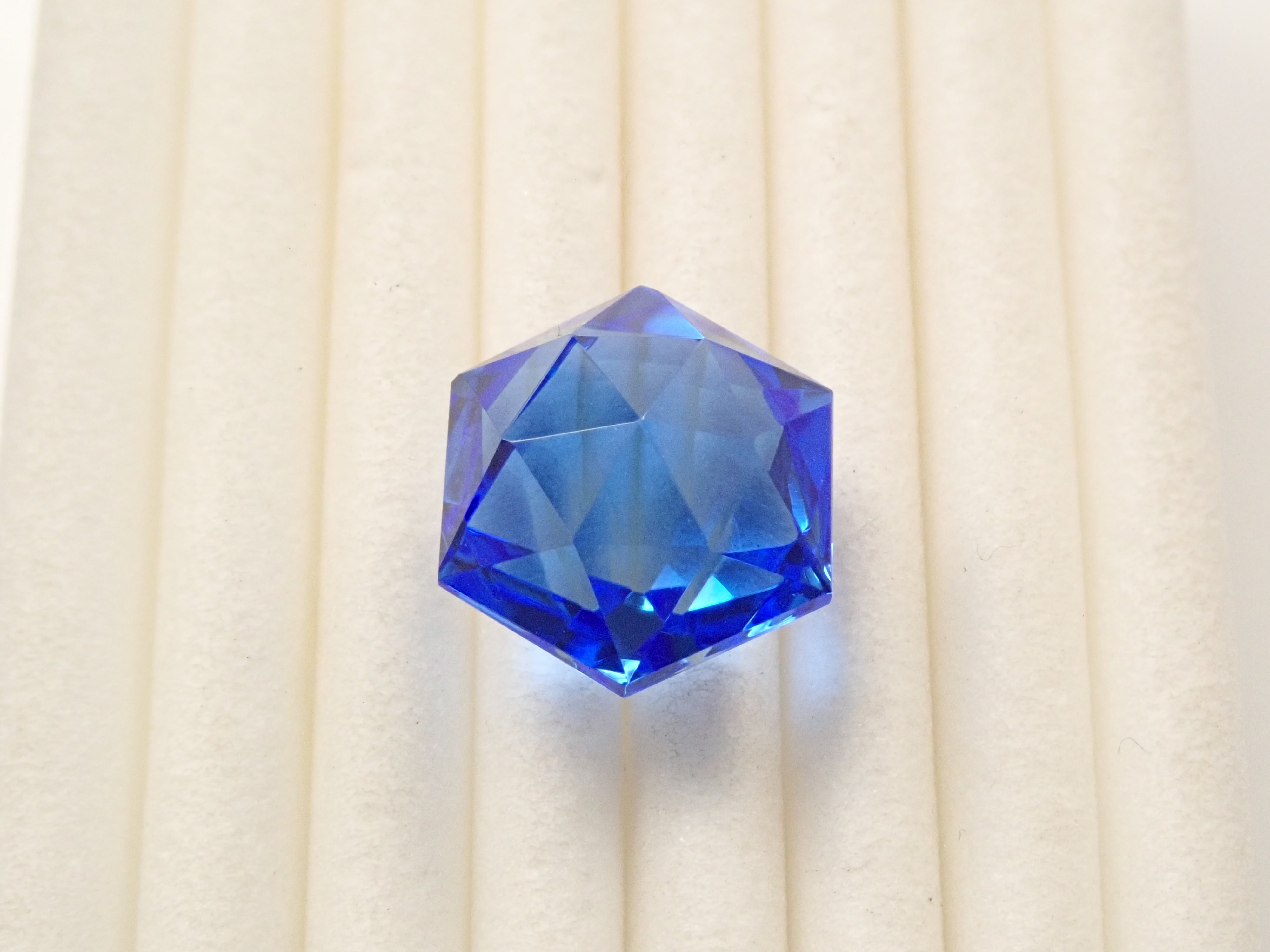 【12557150掲載】シベリアンブルークォーツ(合成クォーツ) 5.794ctルース