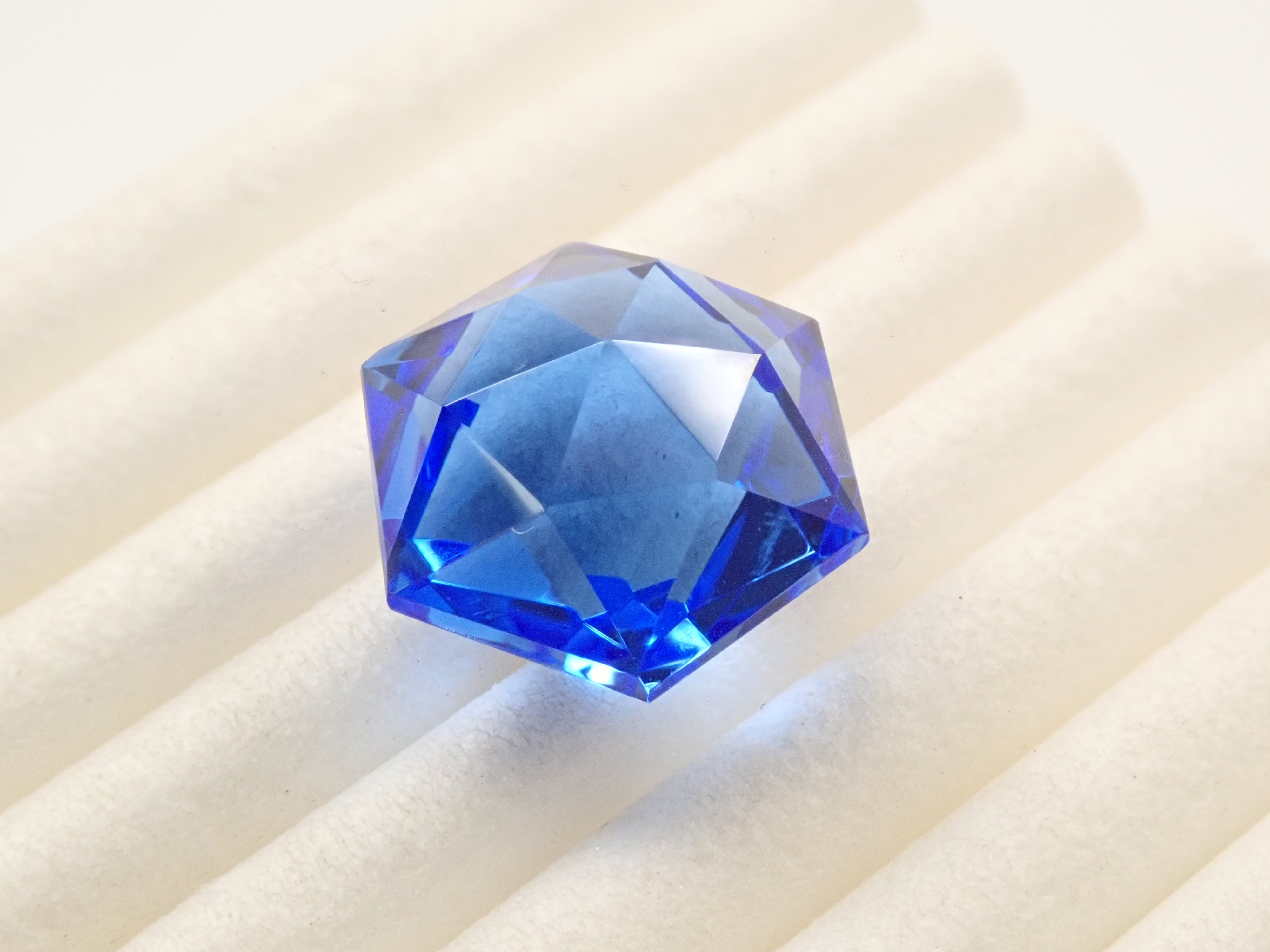 【12557150掲載】シベリアンブルークォーツ(合成クォーツ) 5.794ctルース