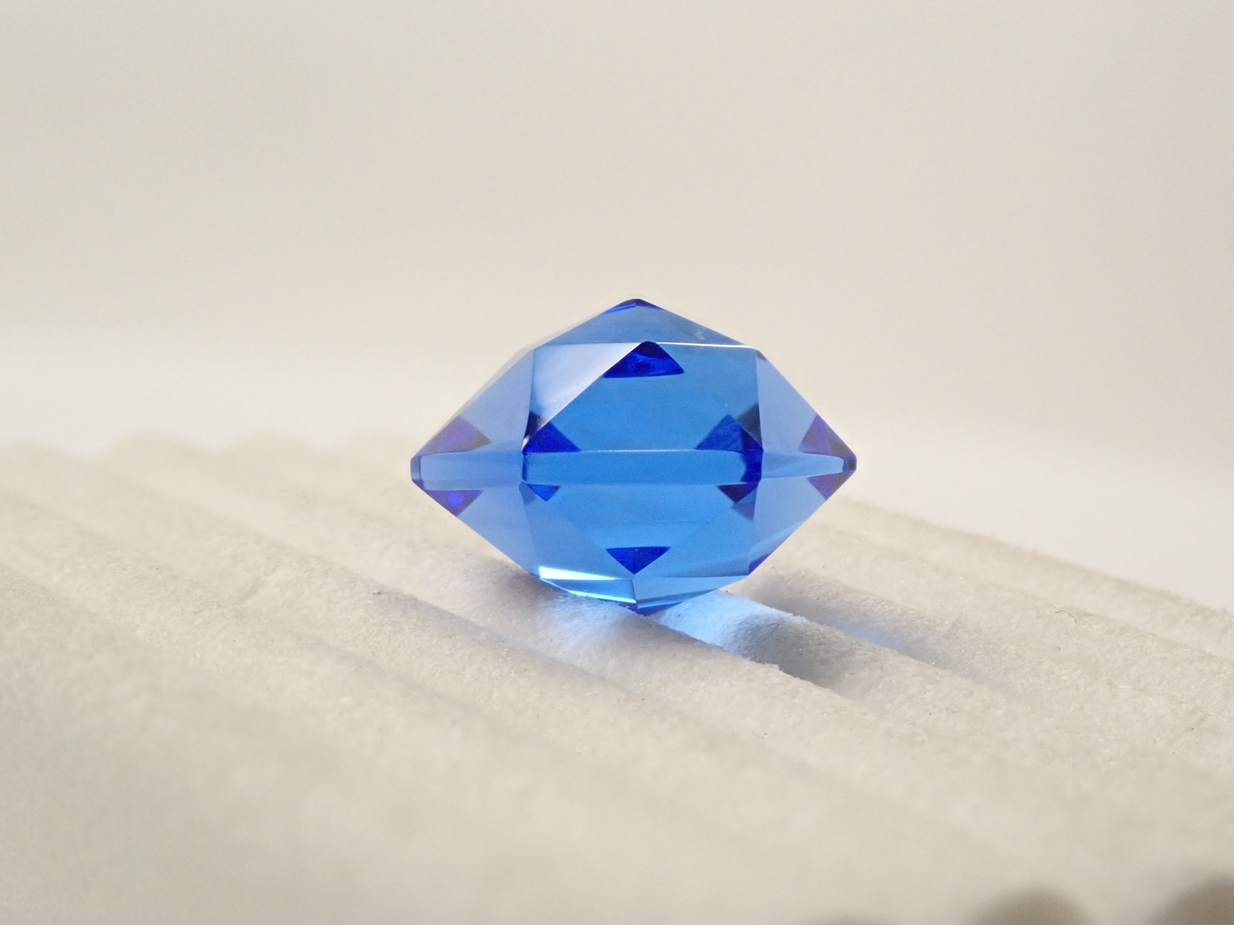 【12557150掲載】シベリアンブルークォーツ(合成クォーツ) 5.794ctルース