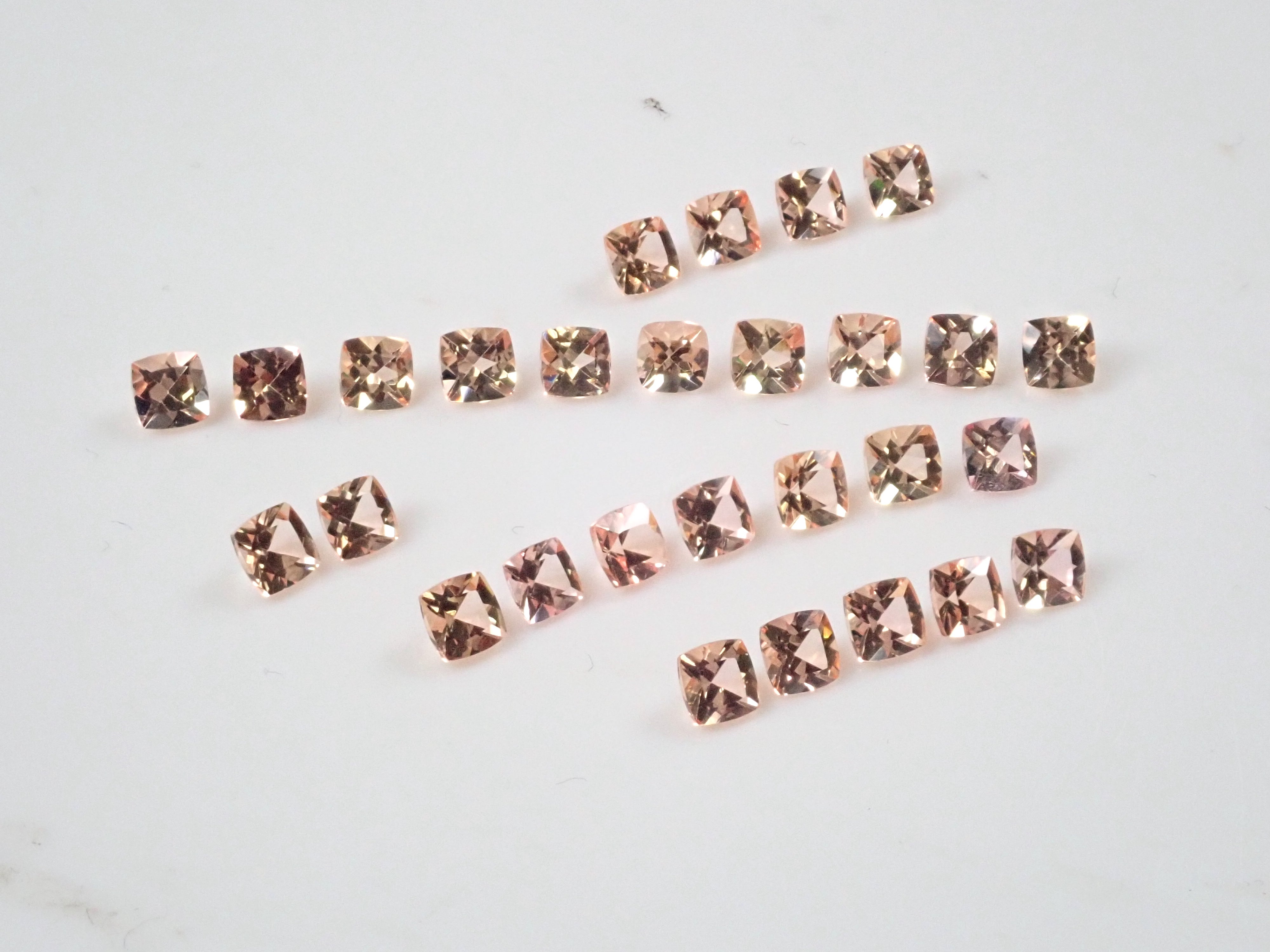クッションカットのブラジル産インペリアルトパーズ1石ルース(3mm)《複数購入割引有》