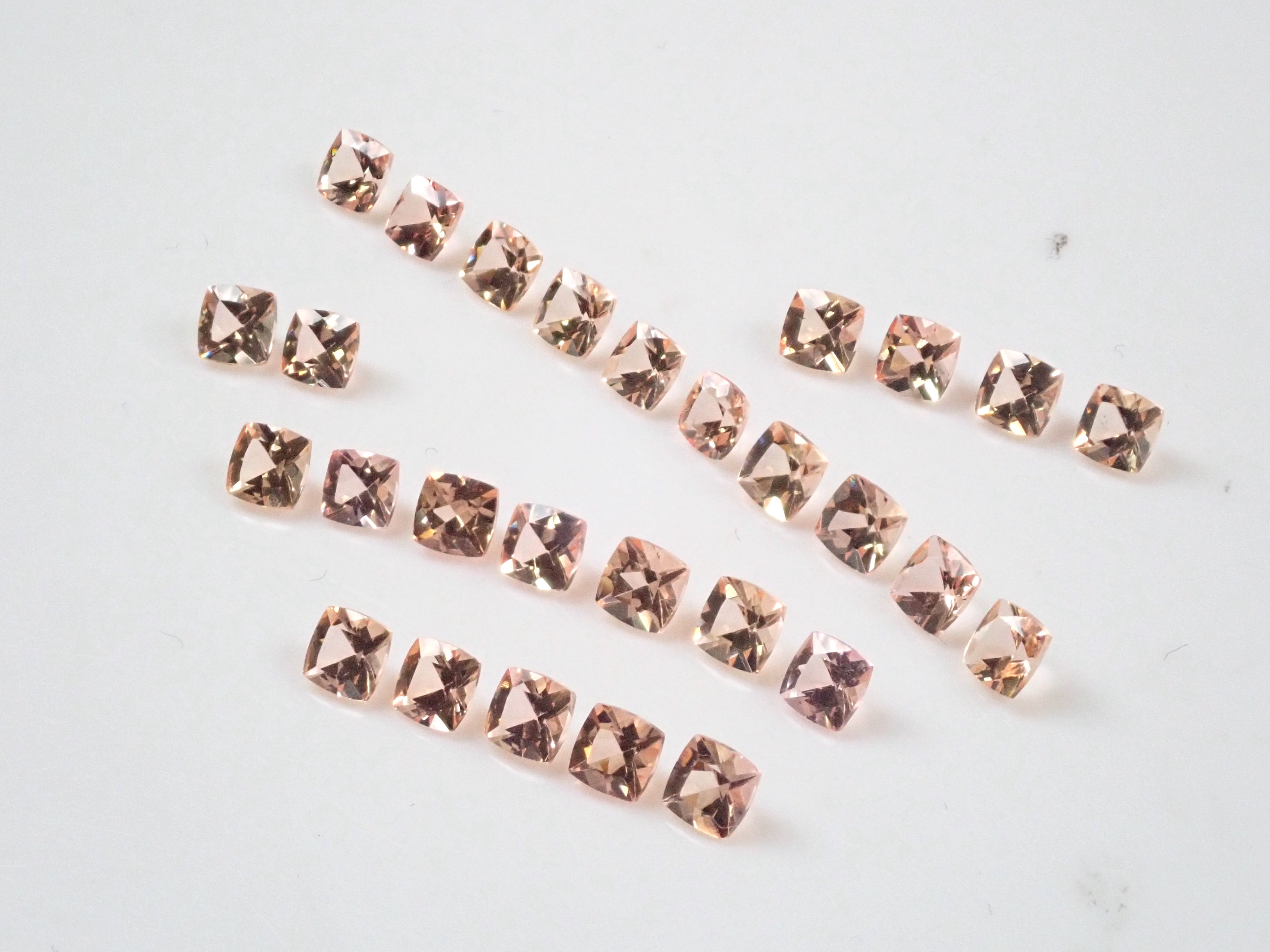 クッションカットのブラジル産インペリアルトパーズ1石ルース(3mm)《複数購入割引有》