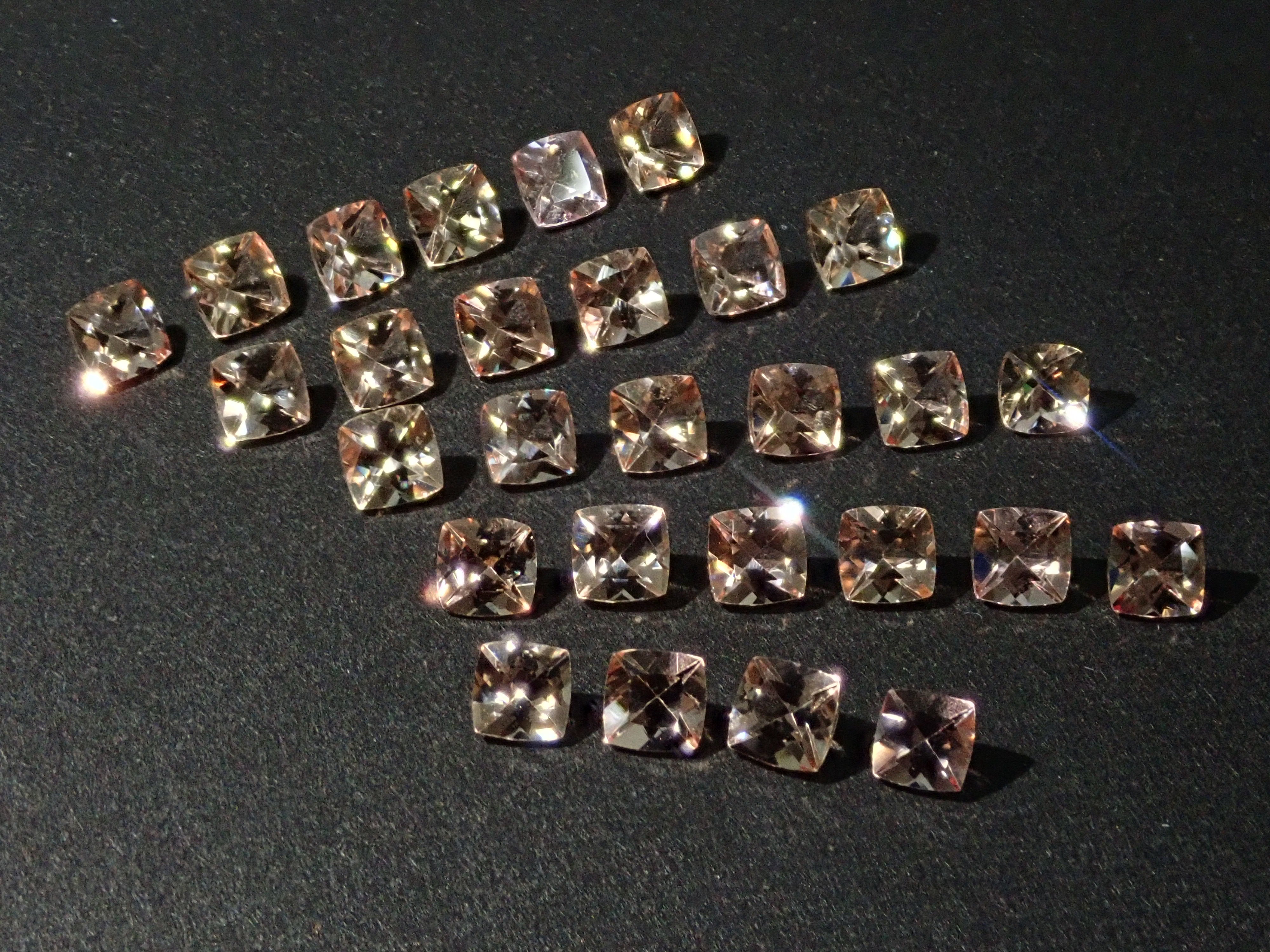 クッションカットのブラジル産インペリアルトパーズ1石ルース(3mm)《複数購入割引有》