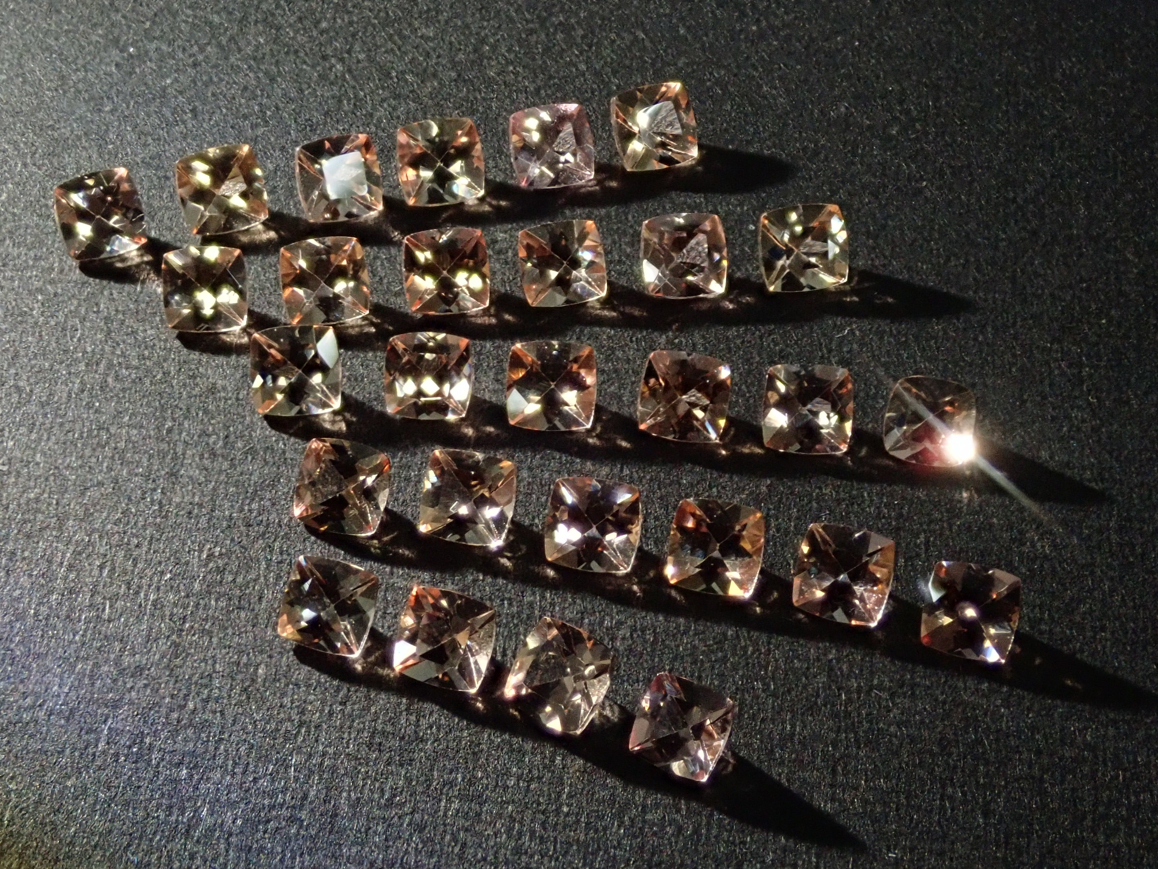 クッションカットのブラジル産インペリアルトパーズ1石ルース(3mm)《複数購入割引有》