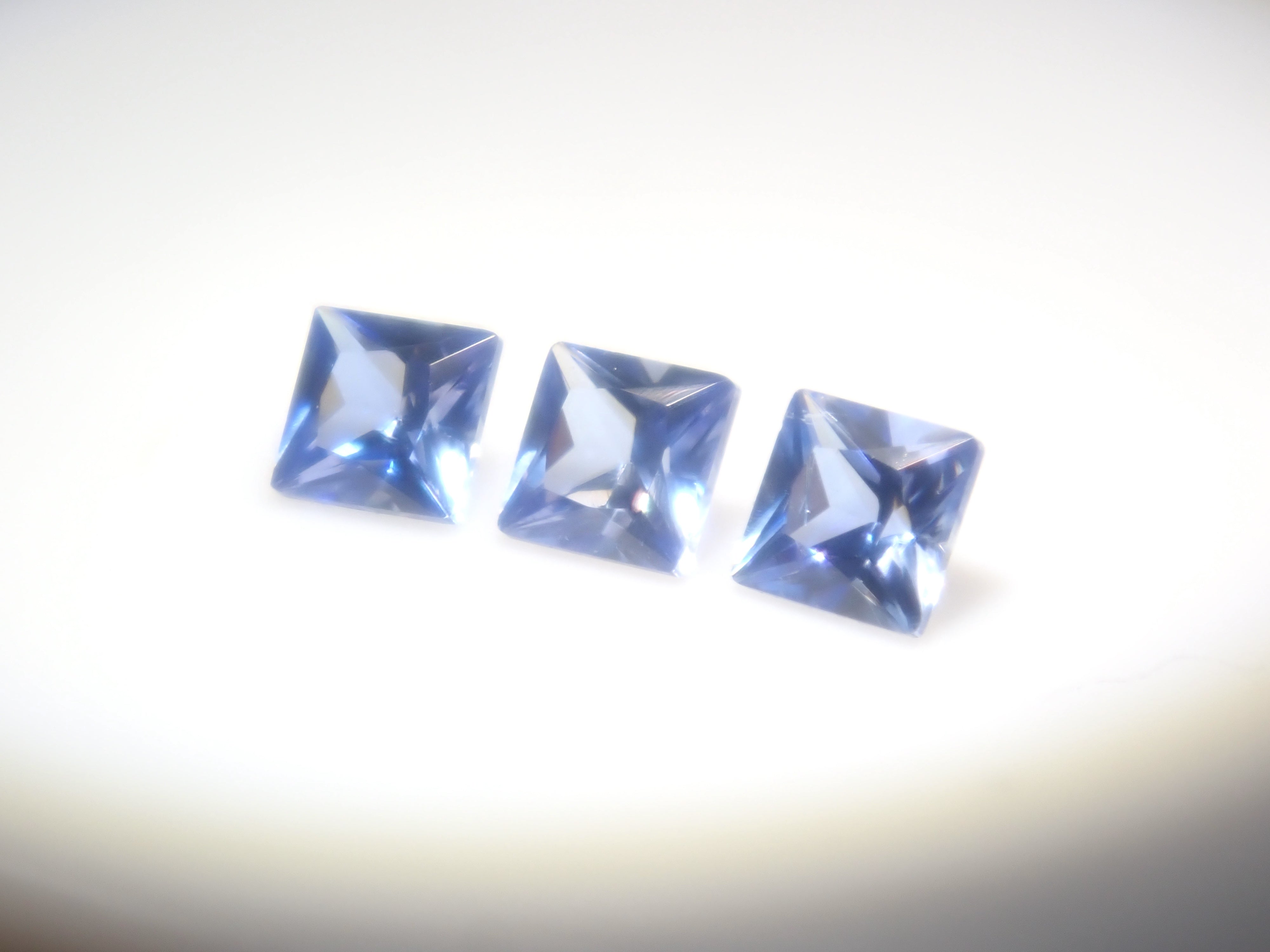 【9/5 22時販売】《限定3石》トップクオリティのアメリカ産ベニトアイト(プリンセスカット,2mm)《複数購入割引有》