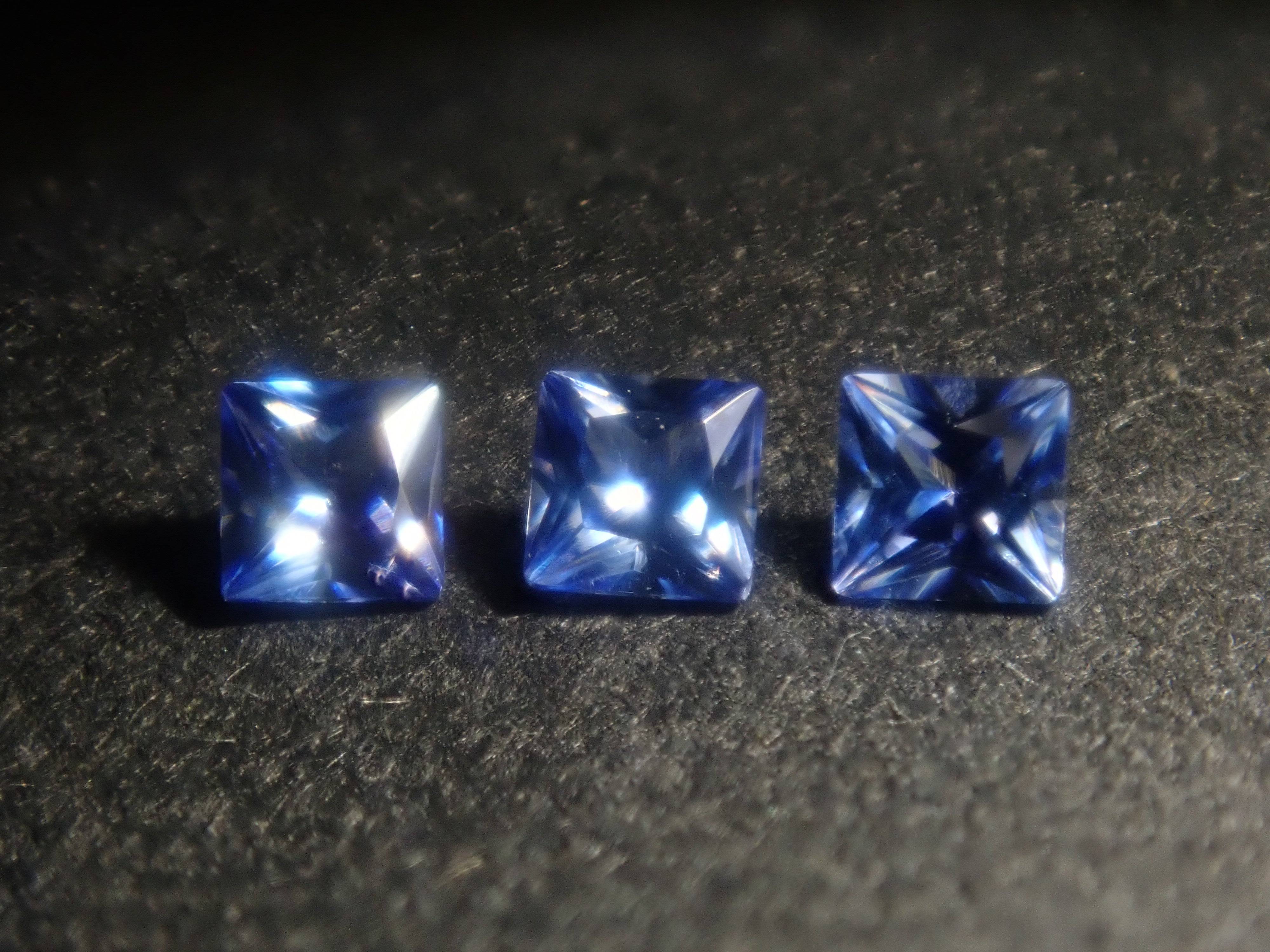 【9/5 22時販売】《限定3石》トップクオリティのアメリカ産ベニトアイト(プリンセスカット,2mm)《複数購入割引有》