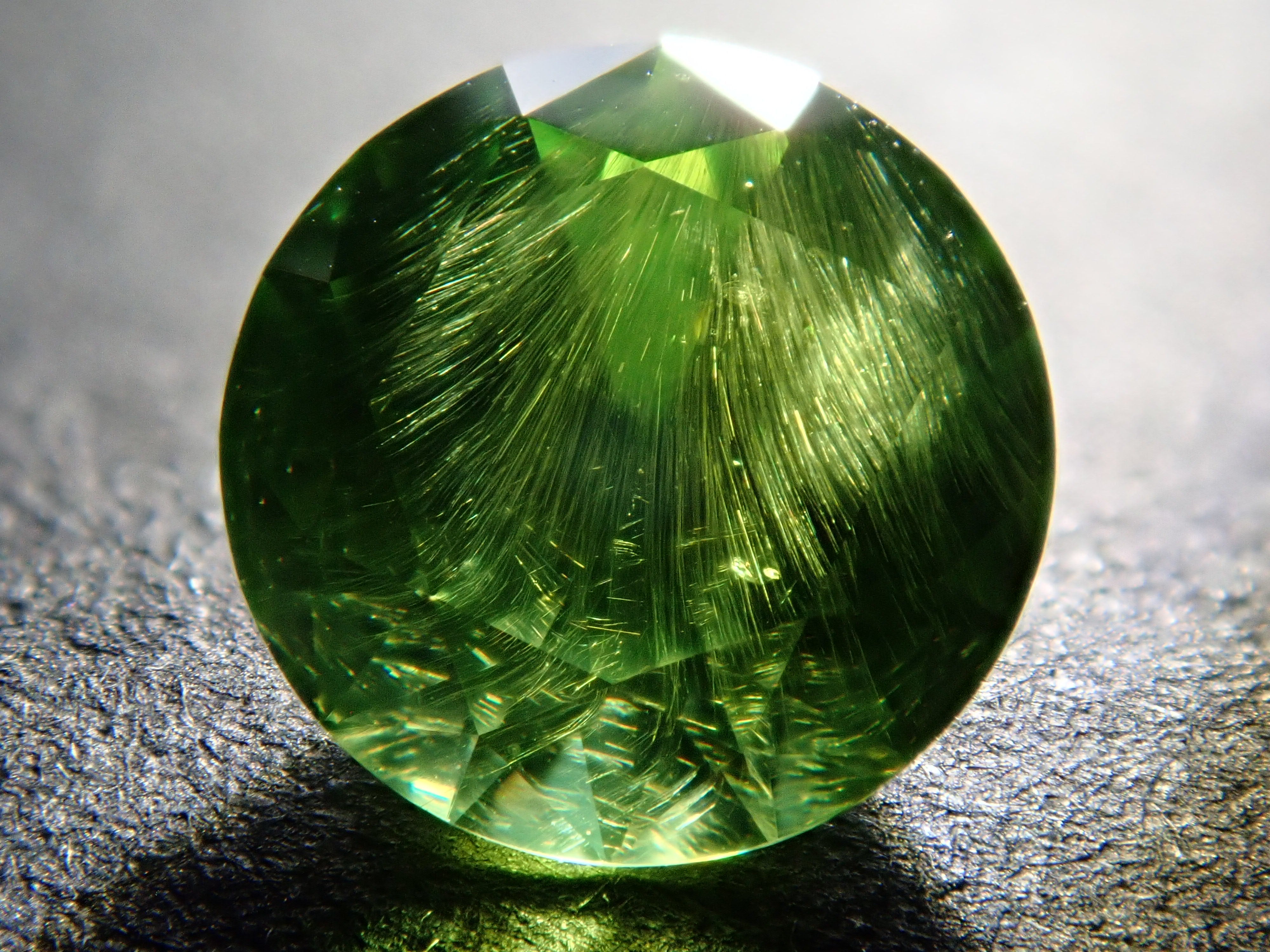 ロシア産デマントイドガーネット(ホーステール認む) 5.2mm/0.702ctルース