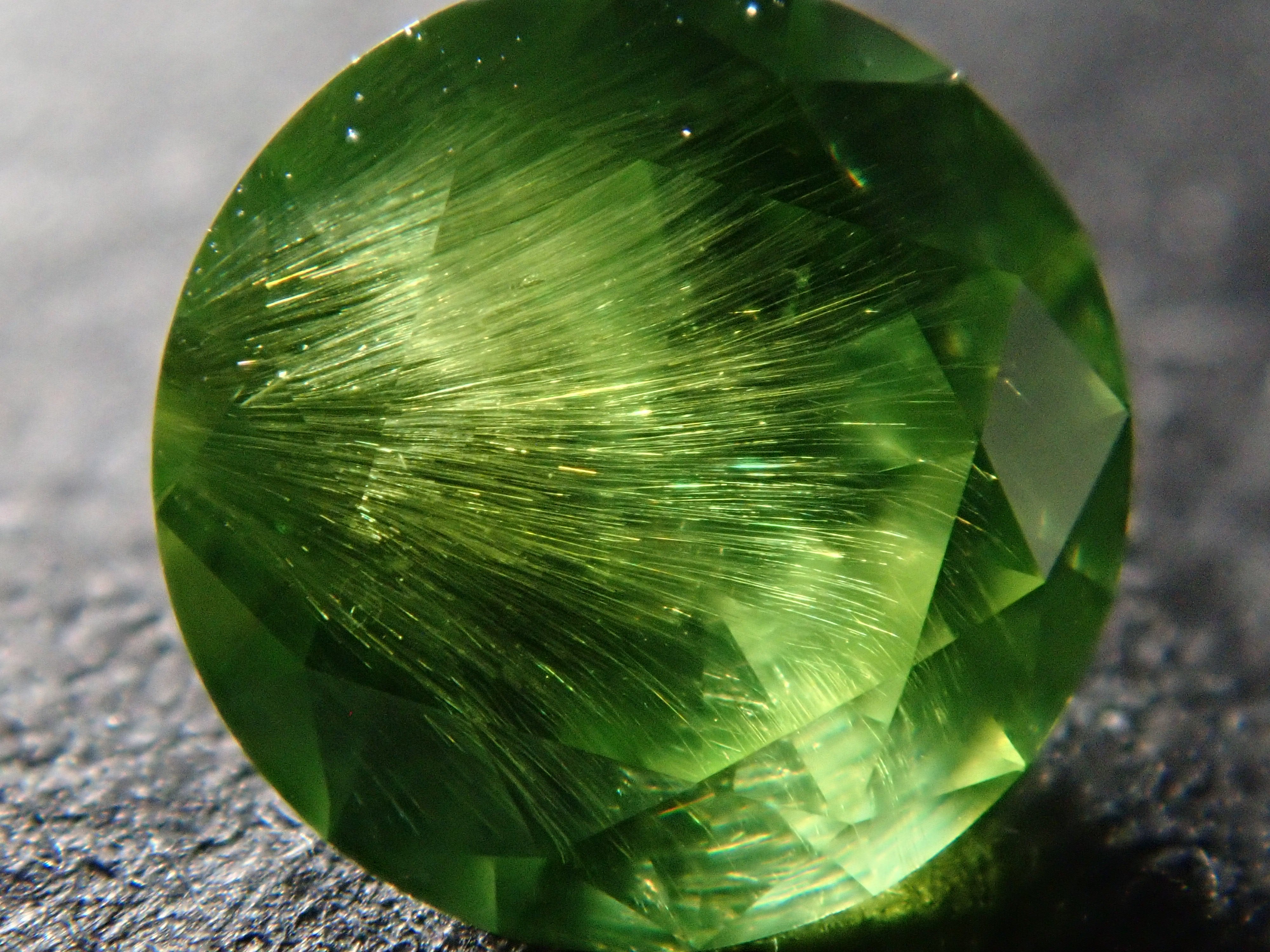 ロシア産デマントイドガーネット(ホーステール認む) 5.2mm/0.702ctルース