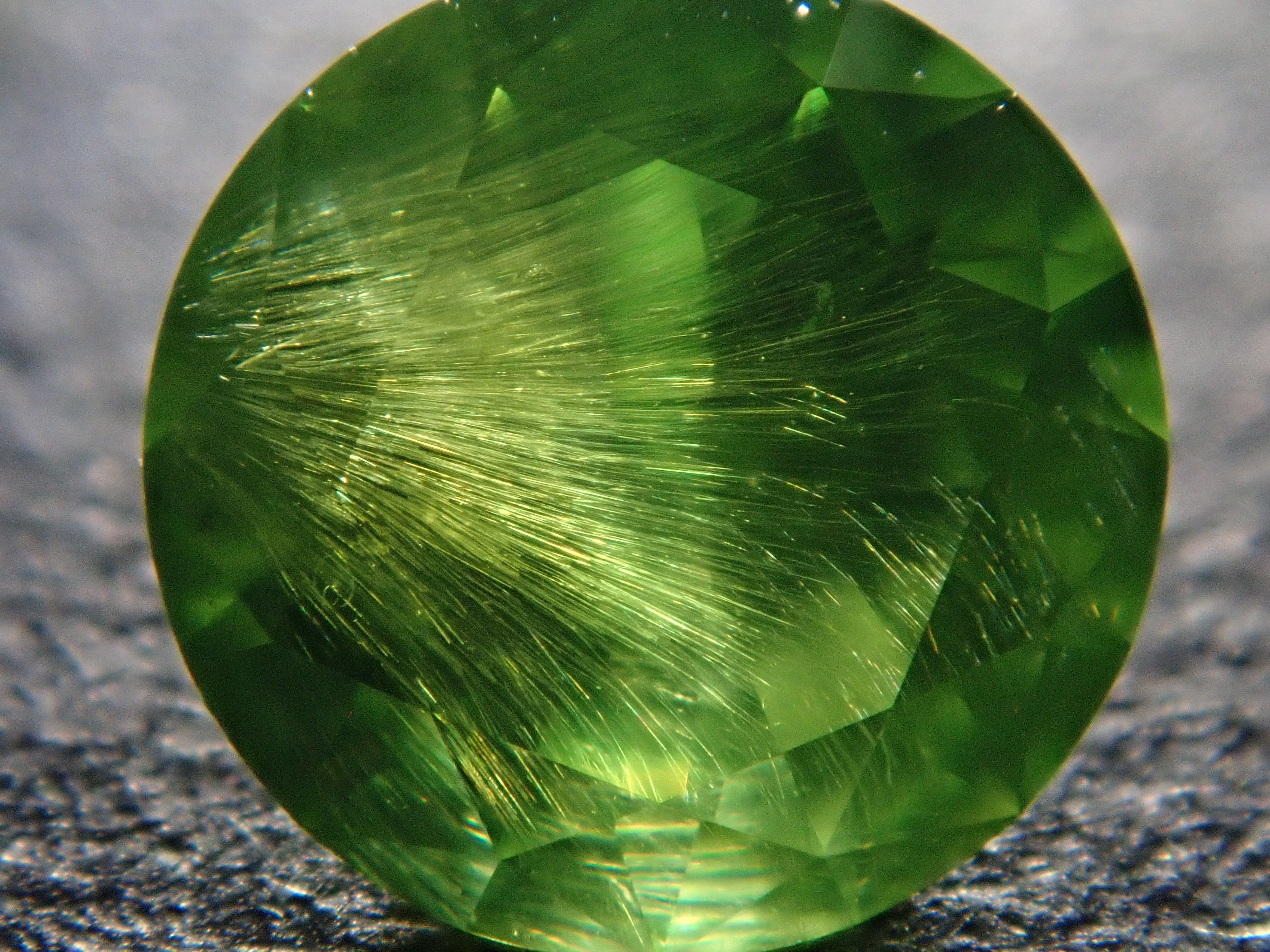 ロシア産デマントイドガーネット(ホーステール認む) 5.2mm/0.702ctルース