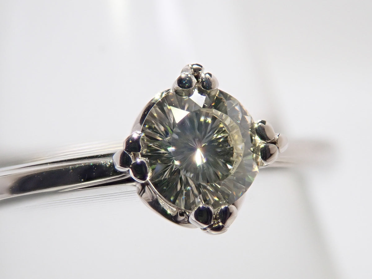【9/15 22時販売】【カラフリ】K18WG 特殊カットダイヤモンド 4.5mm/0.327ct(VS-1、Iカラー)リング 中宝