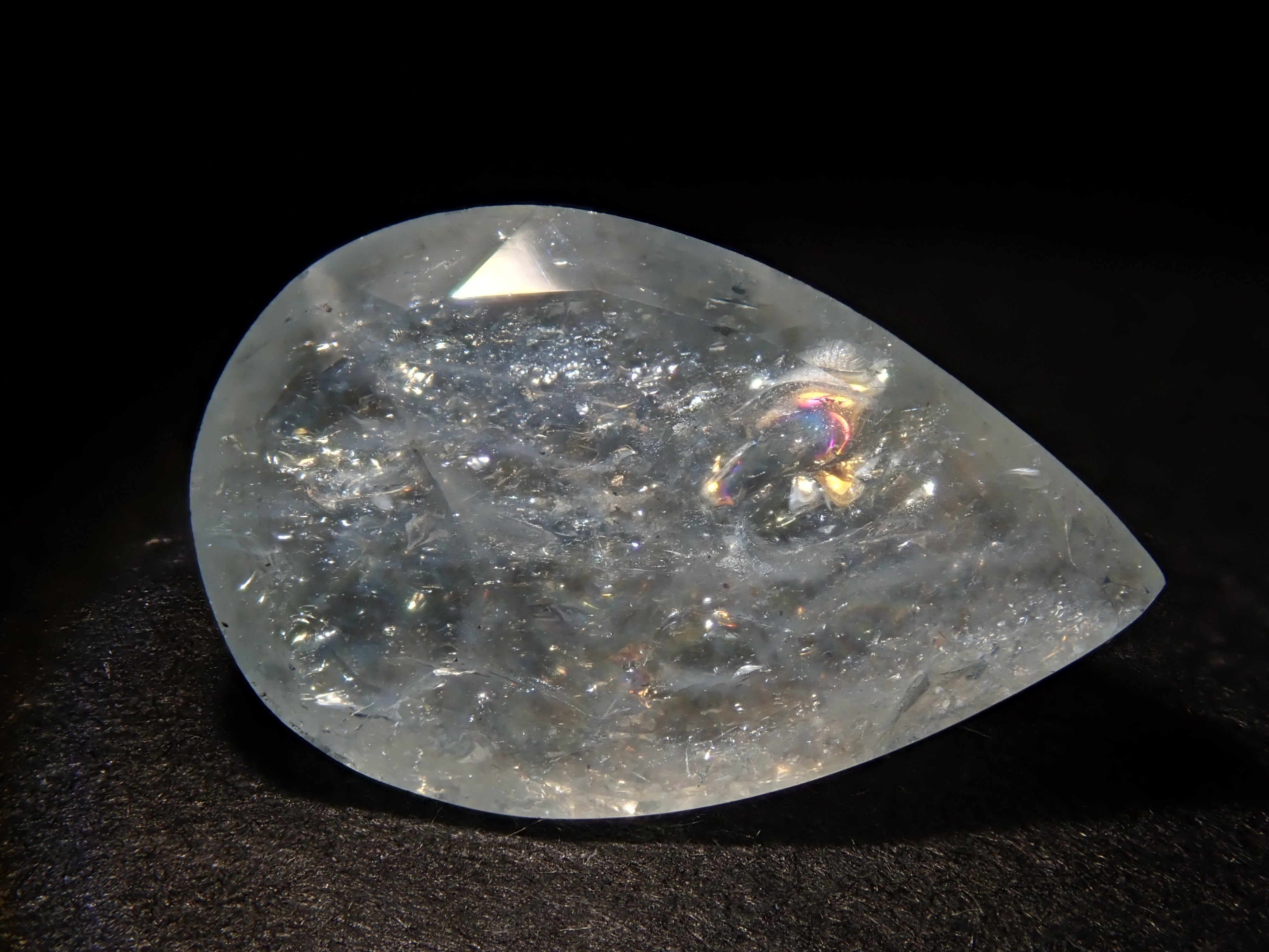 ブラジル産レインボーアクアマリン(イリデッセンスアクアマリン) 1.957ctルース