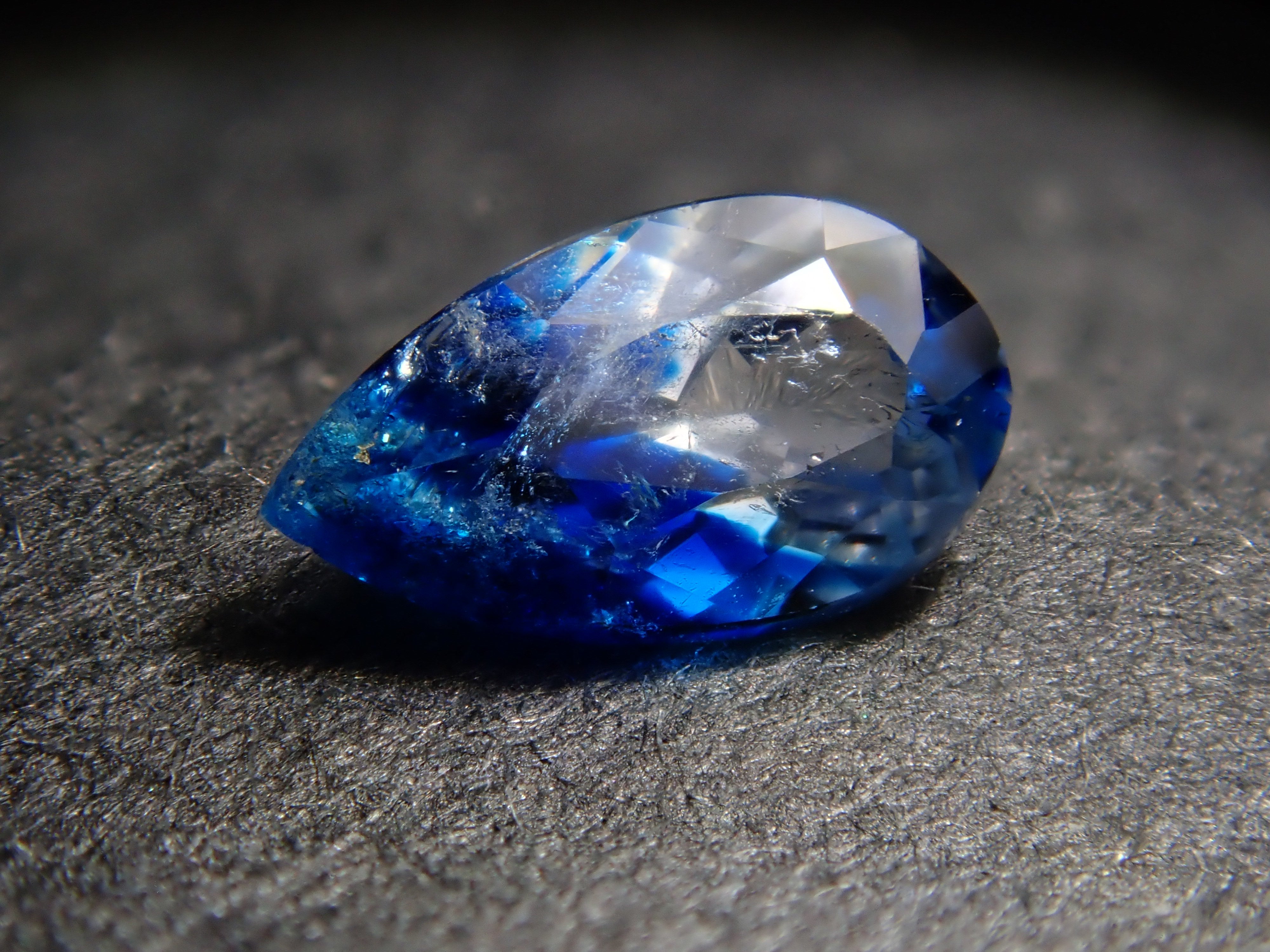 【12560353掲載】ジンバブエ産バイカラーユークレース 0.201ctルース