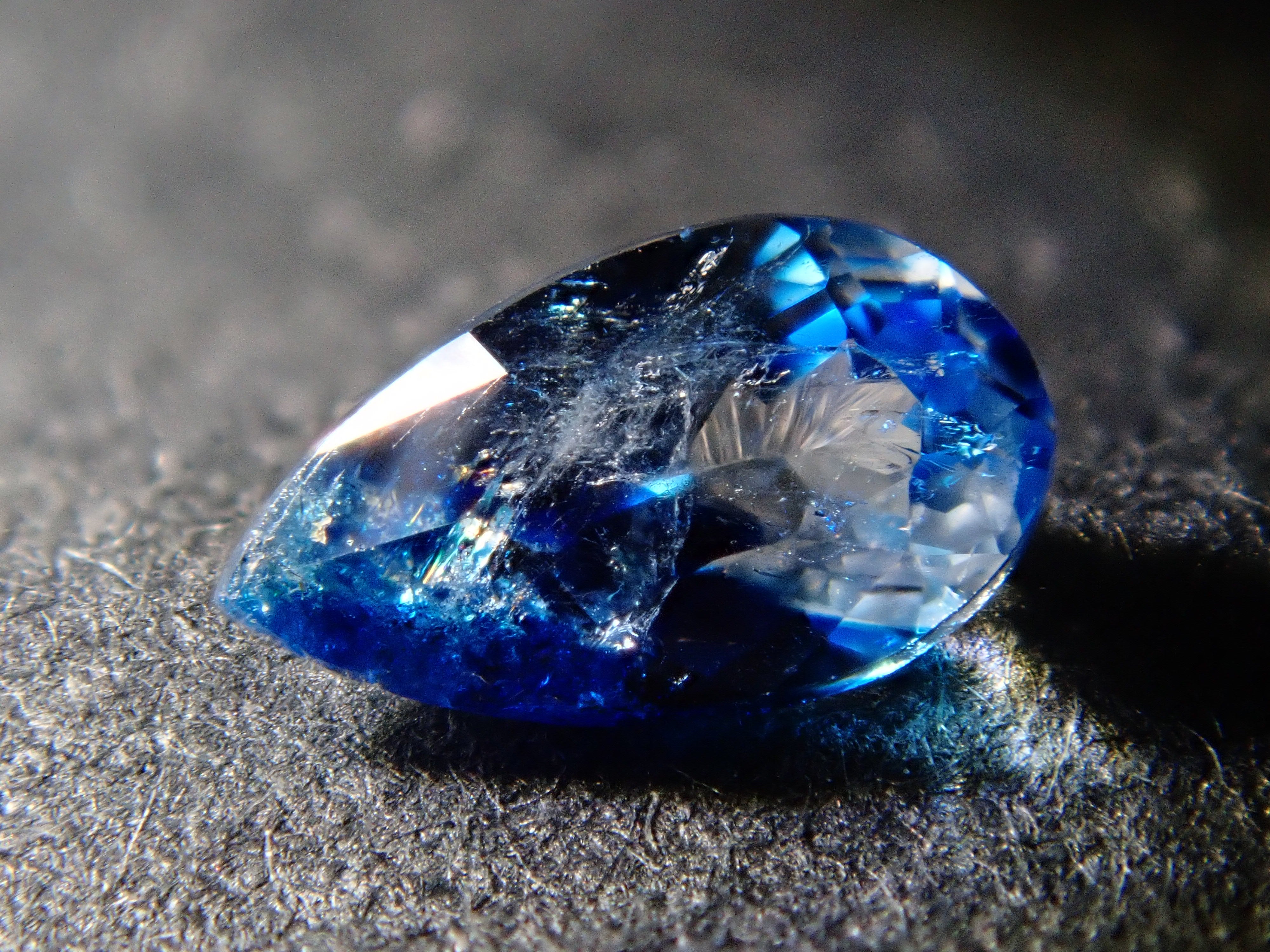 【12560353掲載】ジンバブエ産バイカラーユークレース 0.201ctルース