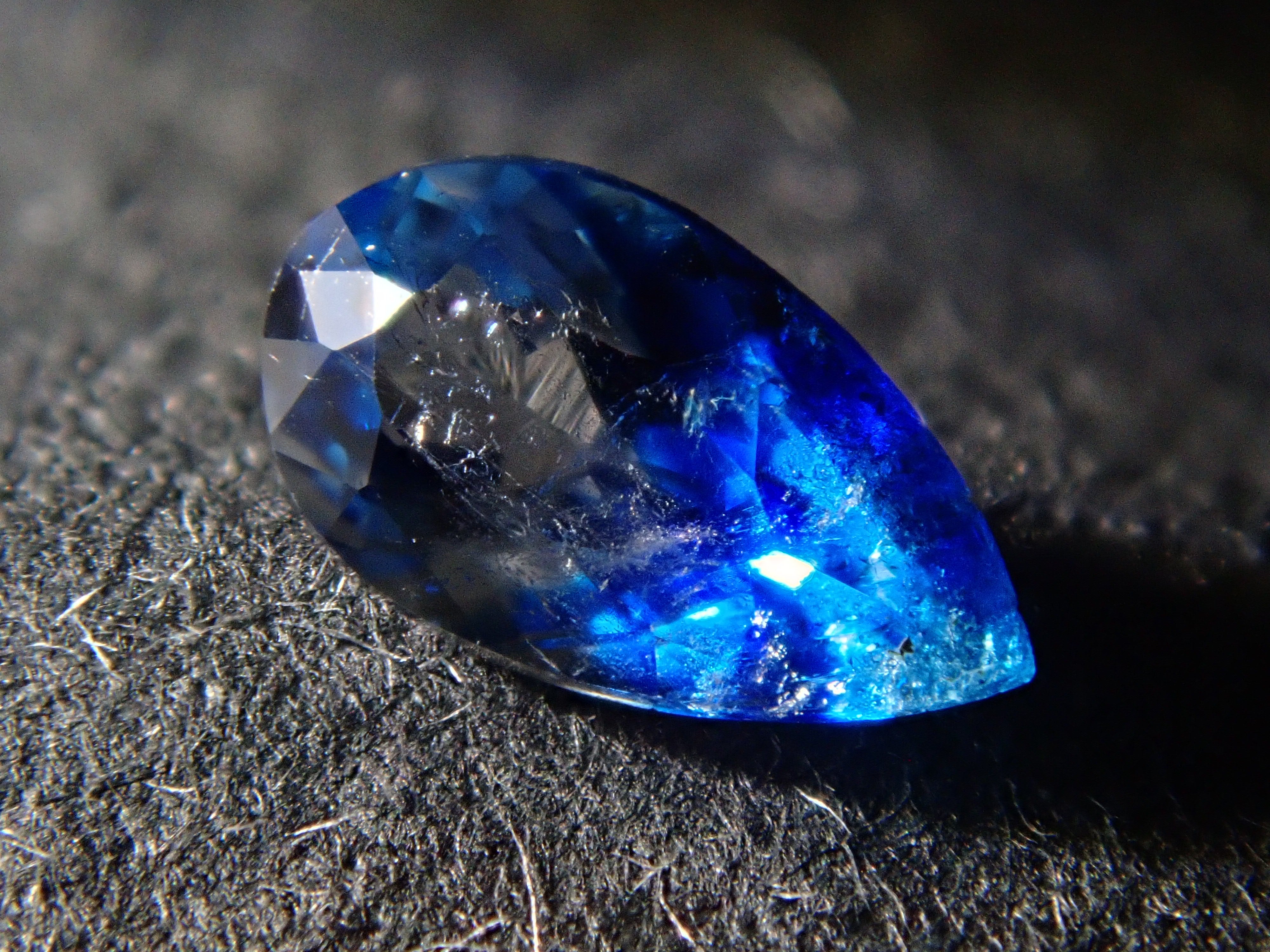 【12560353掲載】ジンバブエ産バイカラーユークレース 0.201ctルース