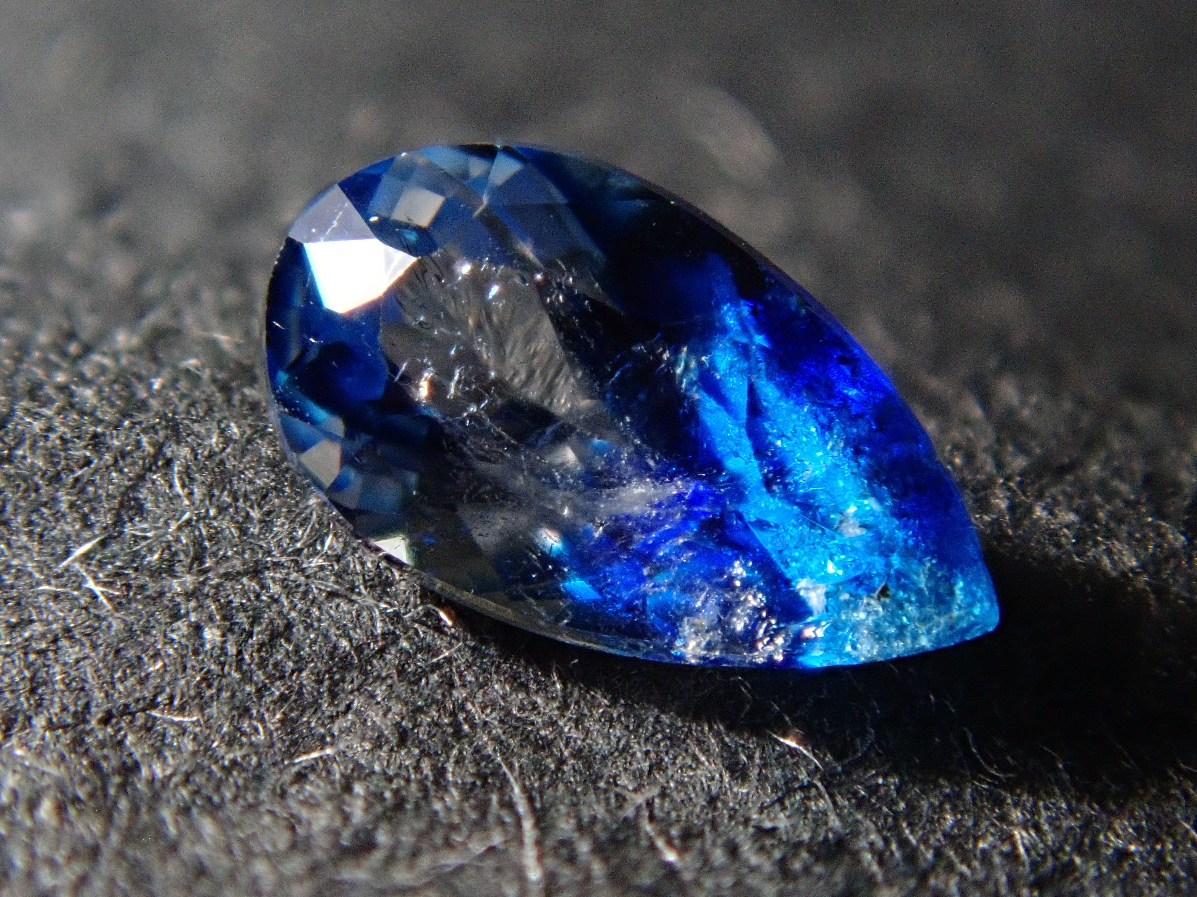 【12560353掲載】ジンバブエ産バイカラーユークレース 0.201ctルース