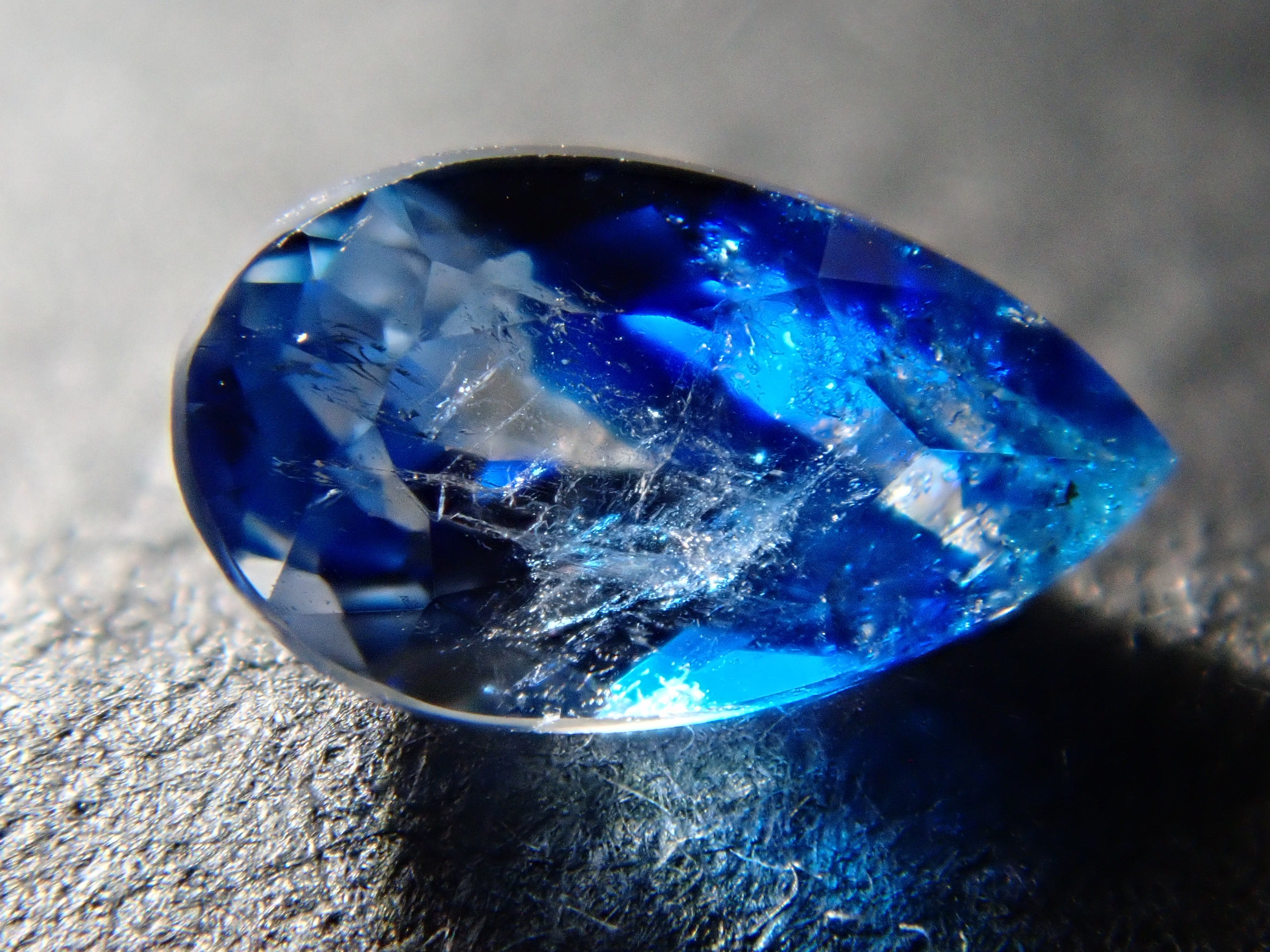 【12560353掲載】ジンバブエ産バイカラーユークレース 0.201ctルース