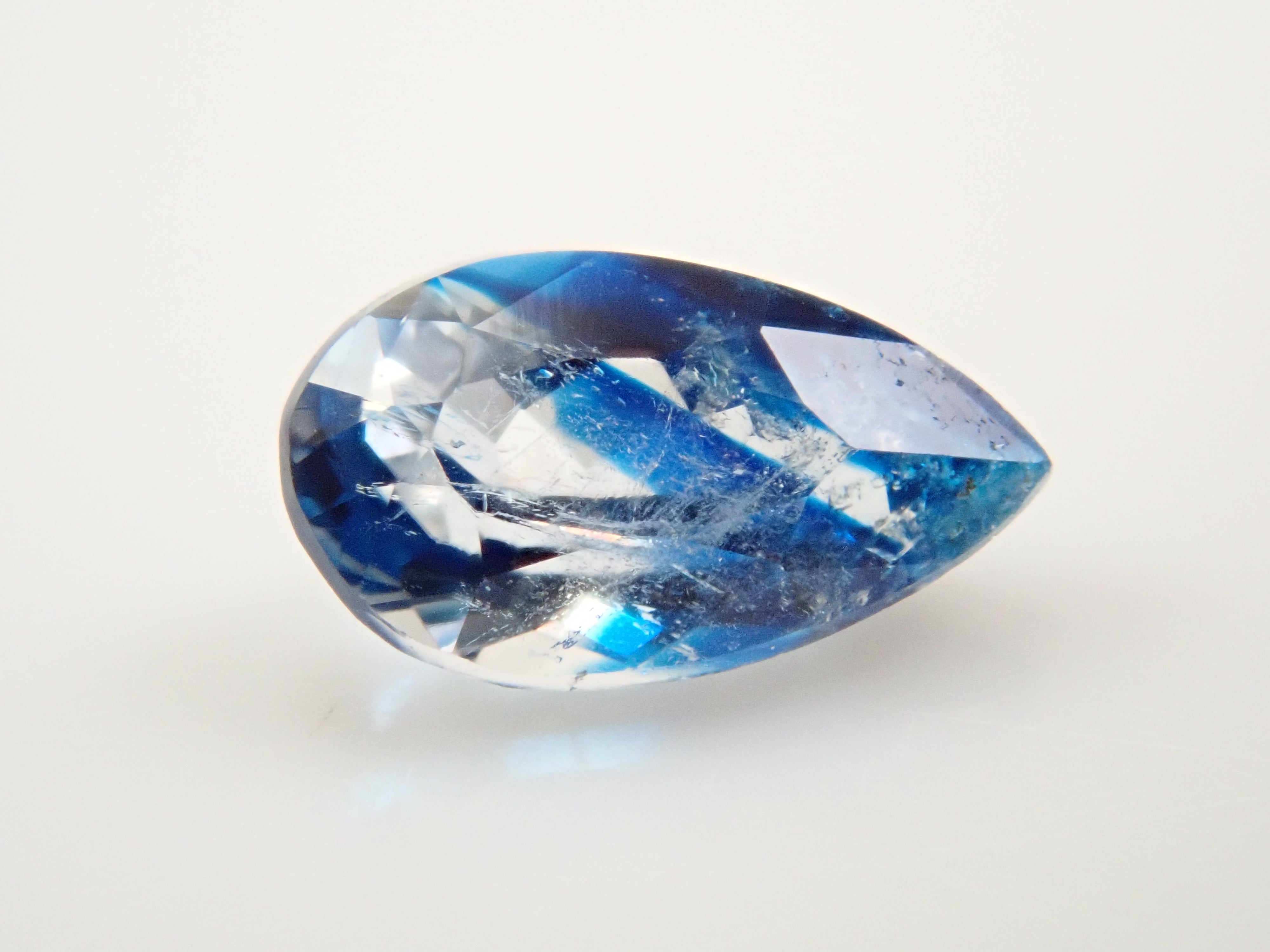 【12560353掲載】ジンバブエ産バイカラーユークレース 0.201ctルース