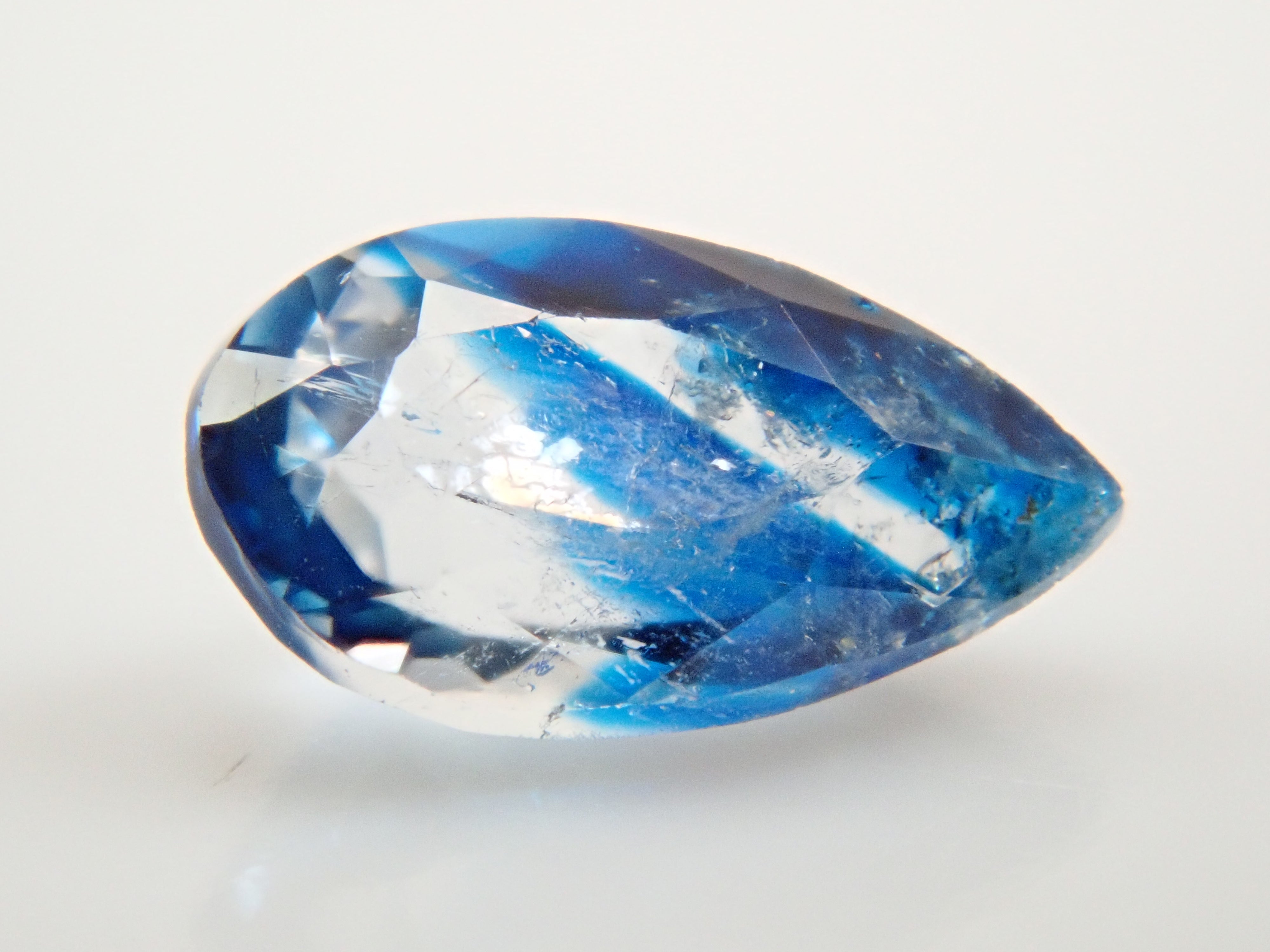 【12560353掲載】ジンバブエ産バイカラーユークレース 0.201ctルース