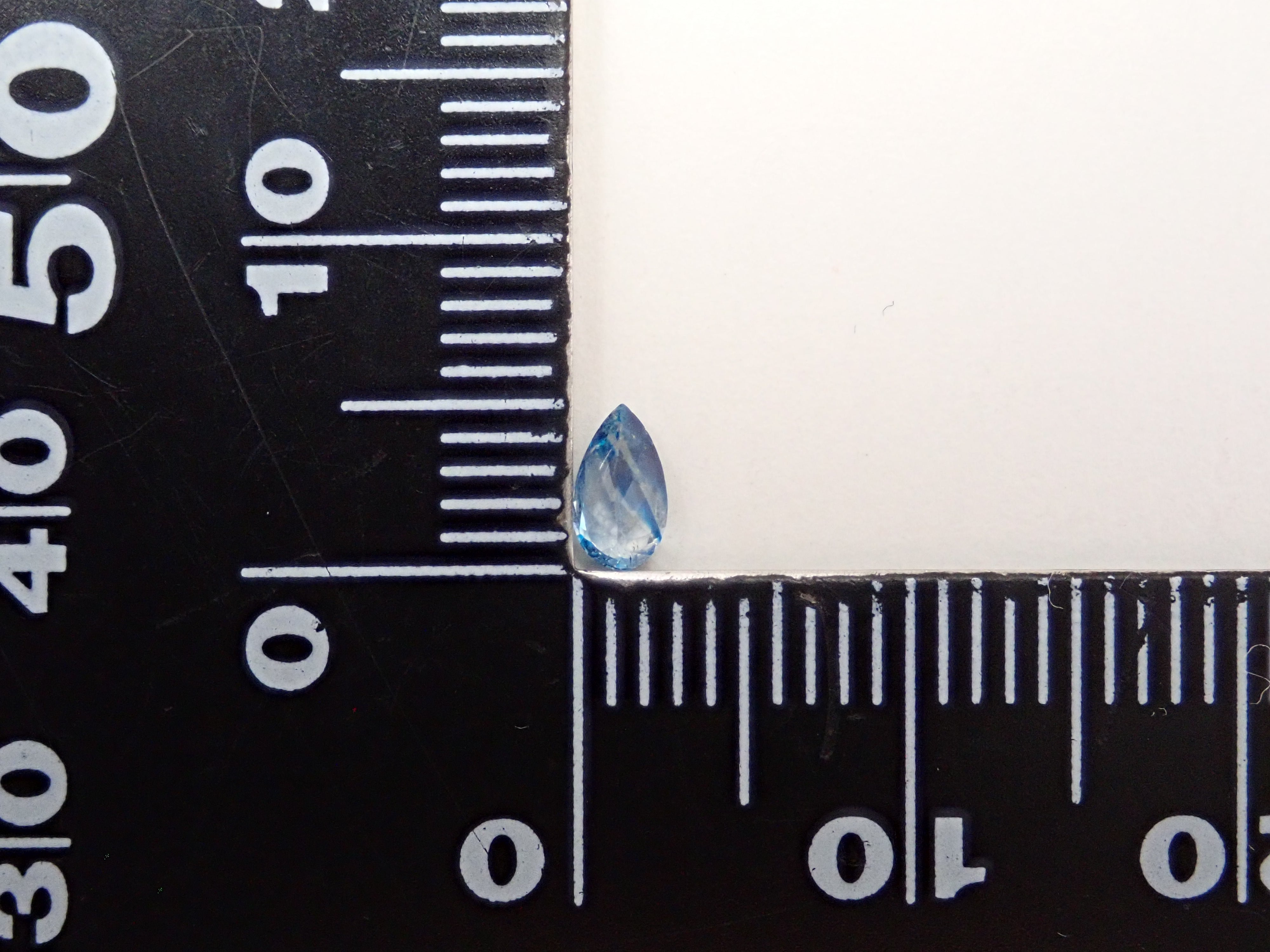 【12560353掲載】ジンバブエ産バイカラーユークレース 0.201ctルース