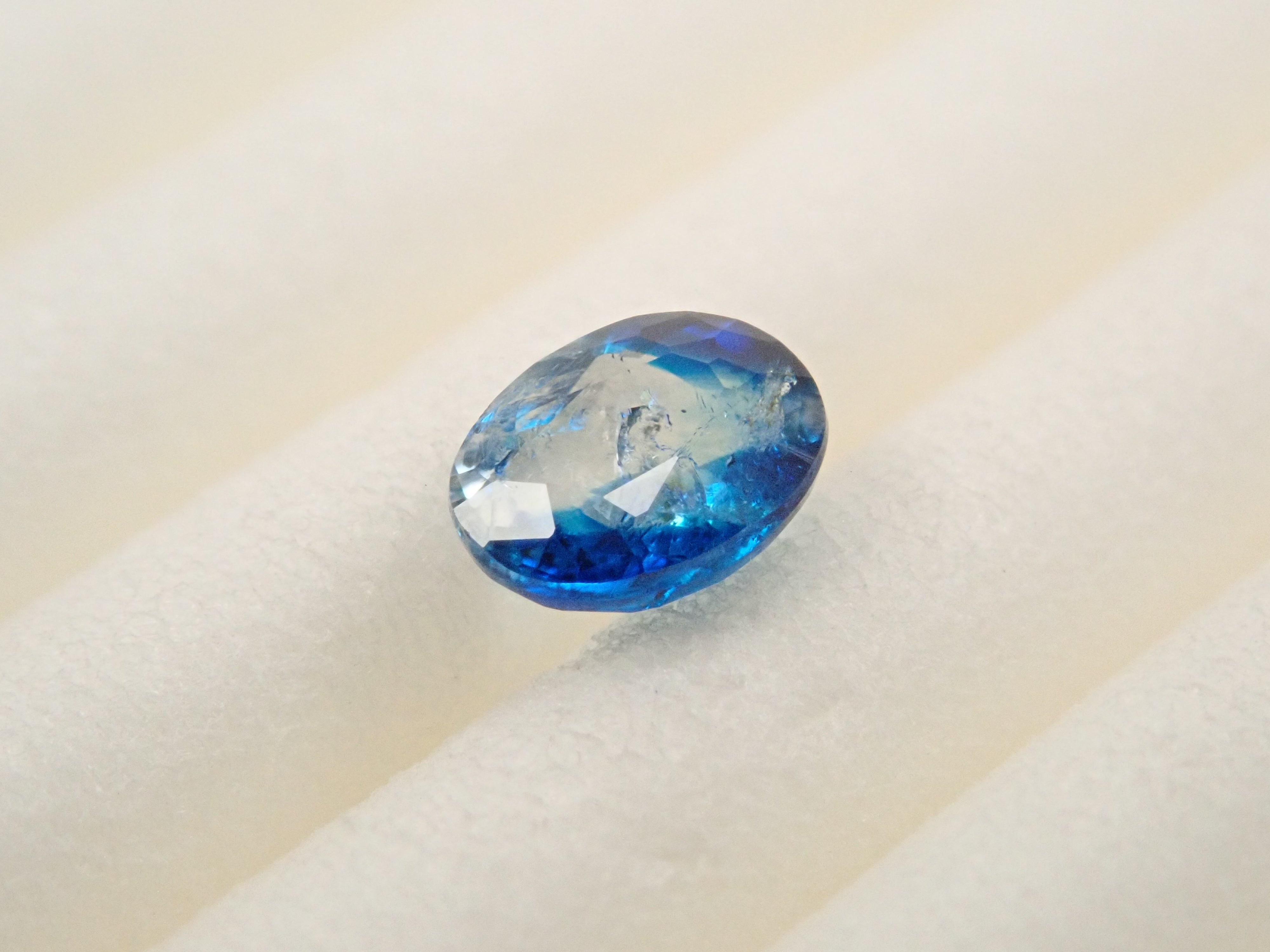 【12560354掲載】ジンバブエ産バイカラーユークレース 0.206ctルース