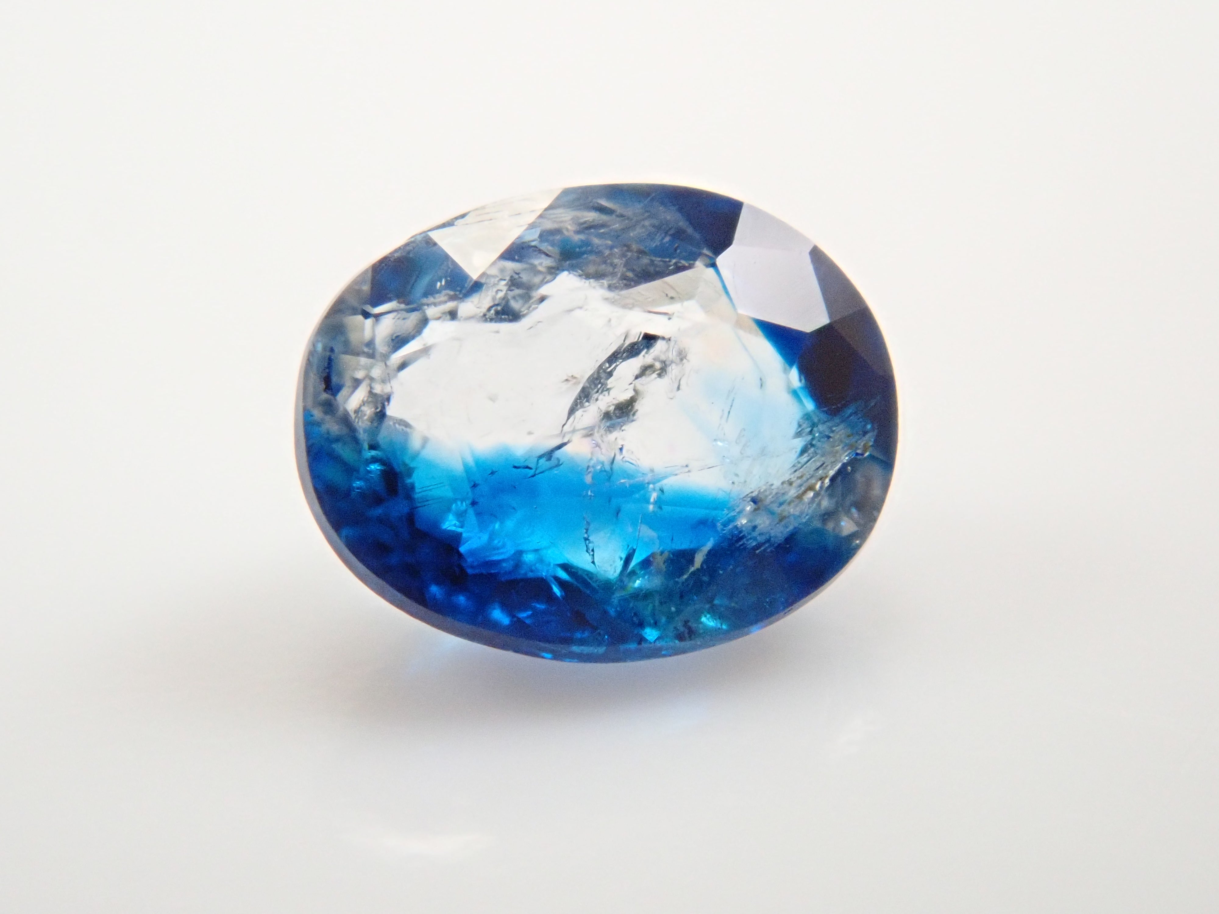 【12560354掲載】ジンバブエ産バイカラーユークレース 0.206ctルース