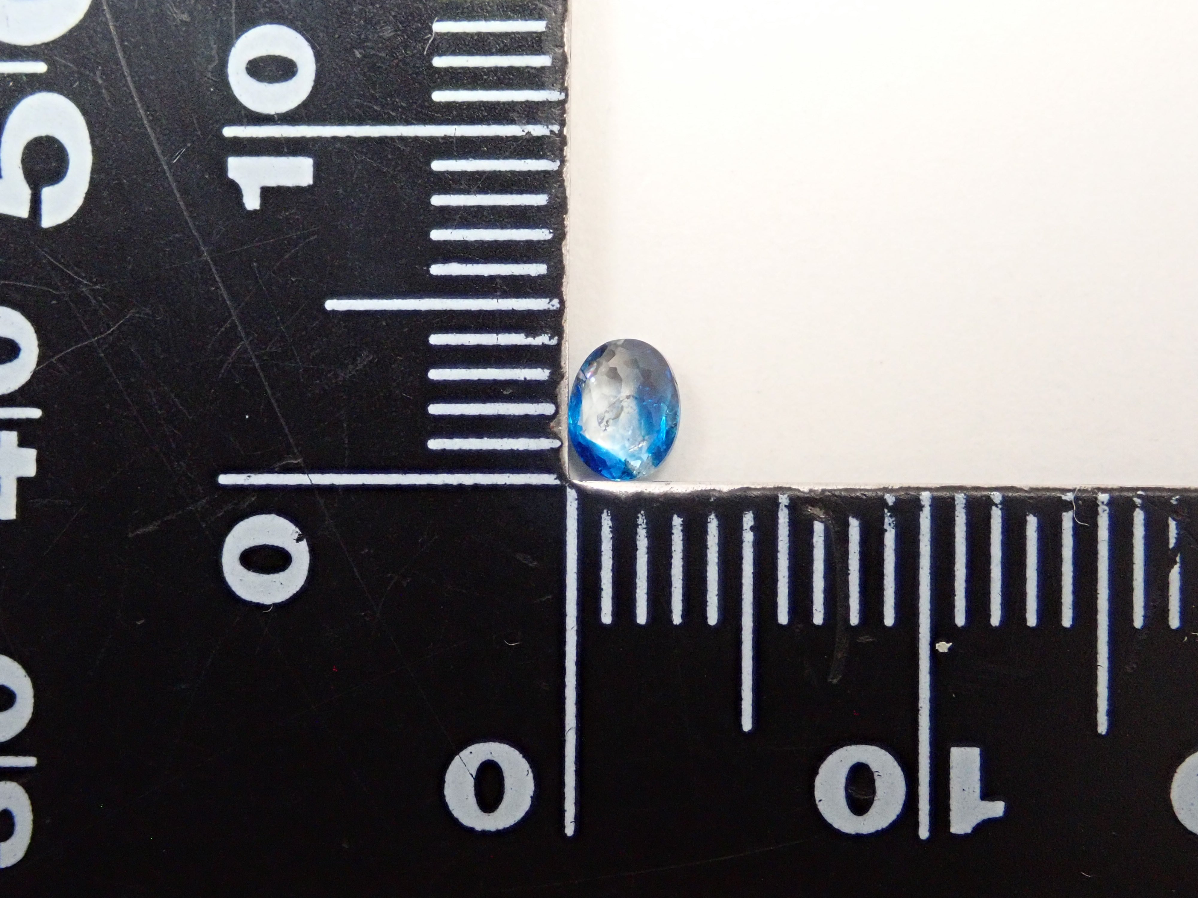 【12560354掲載】ジンバブエ産バイカラーユークレース 0.206ctルース