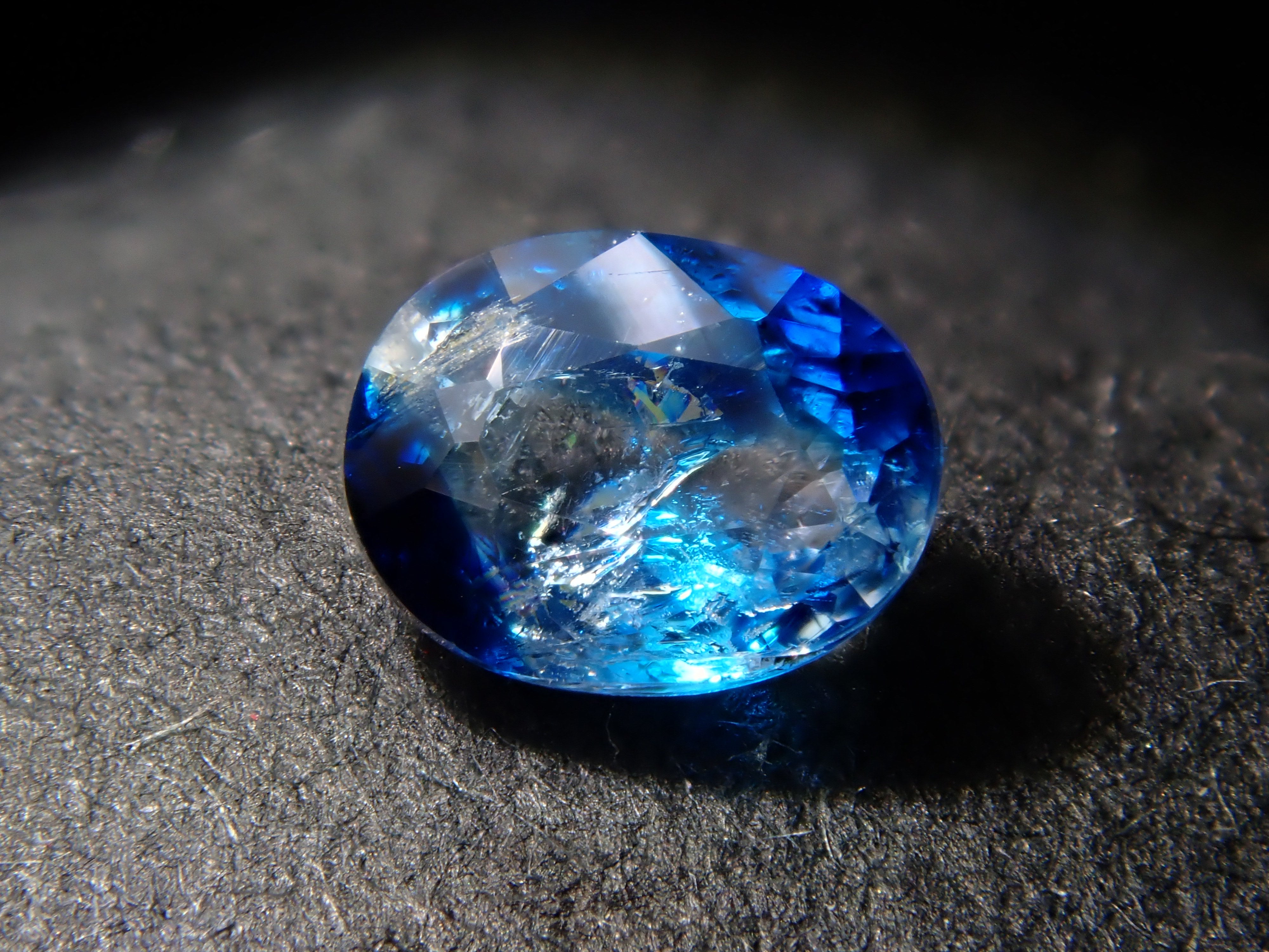 【12560354掲載】ジンバブエ産バイカラーユークレース 0.206ctルース