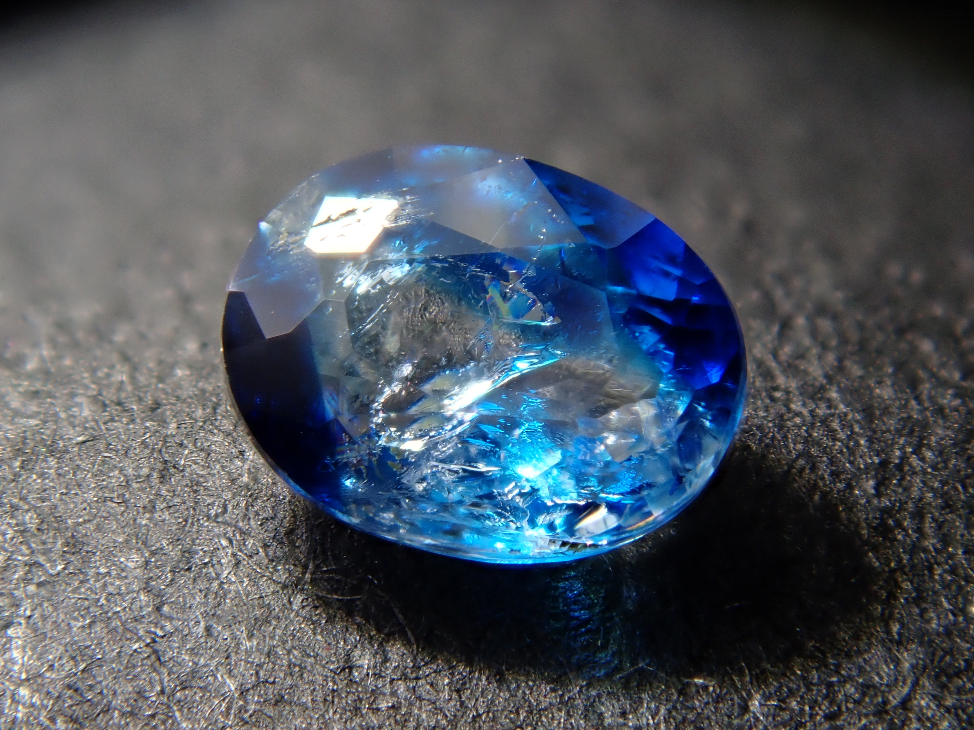 【12560354掲載】ジンバブエ産バイカラーユークレース 0.206ctルース