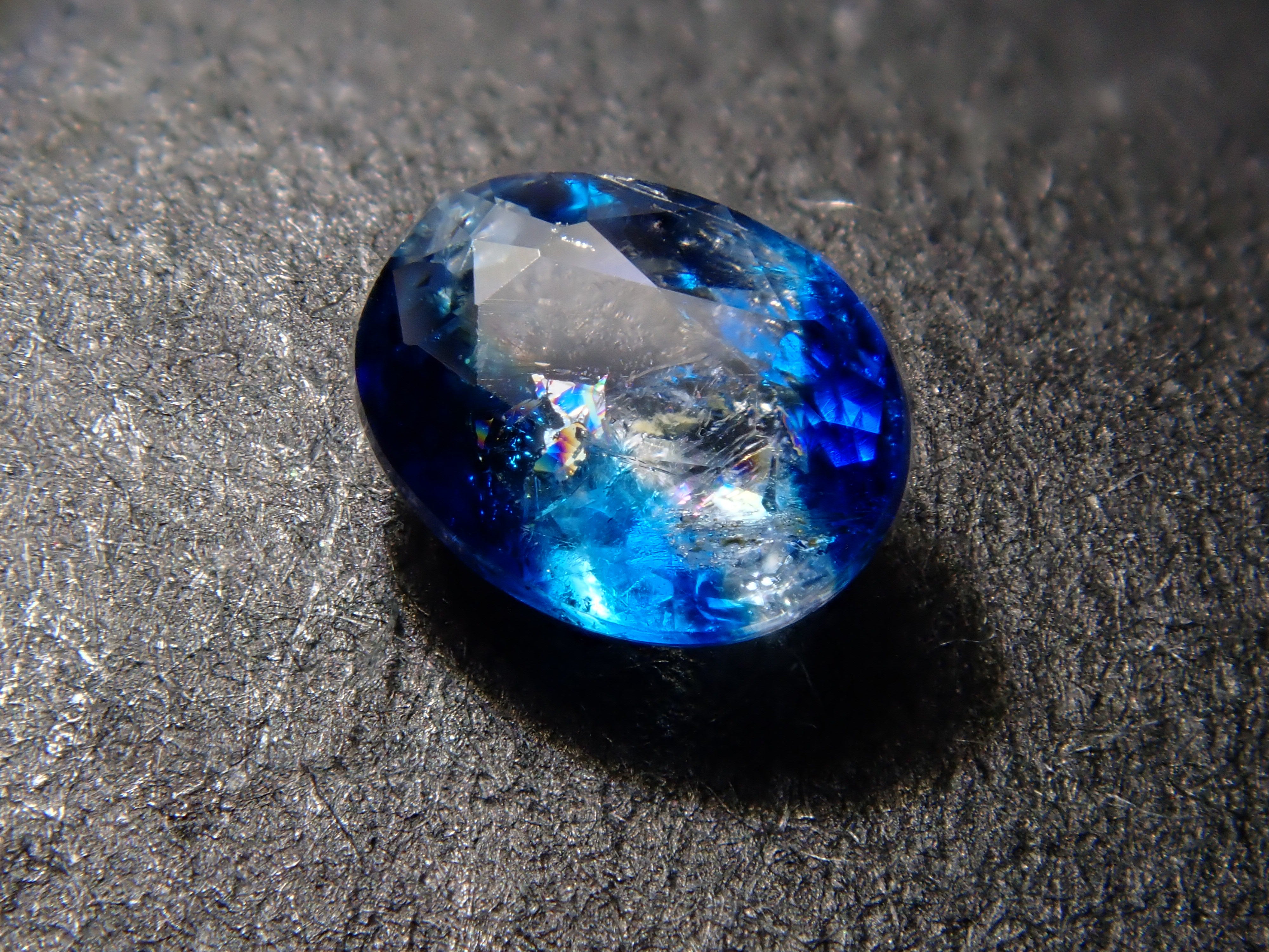 【12560354掲載】ジンバブエ産バイカラーユークレース 0.206ctルース