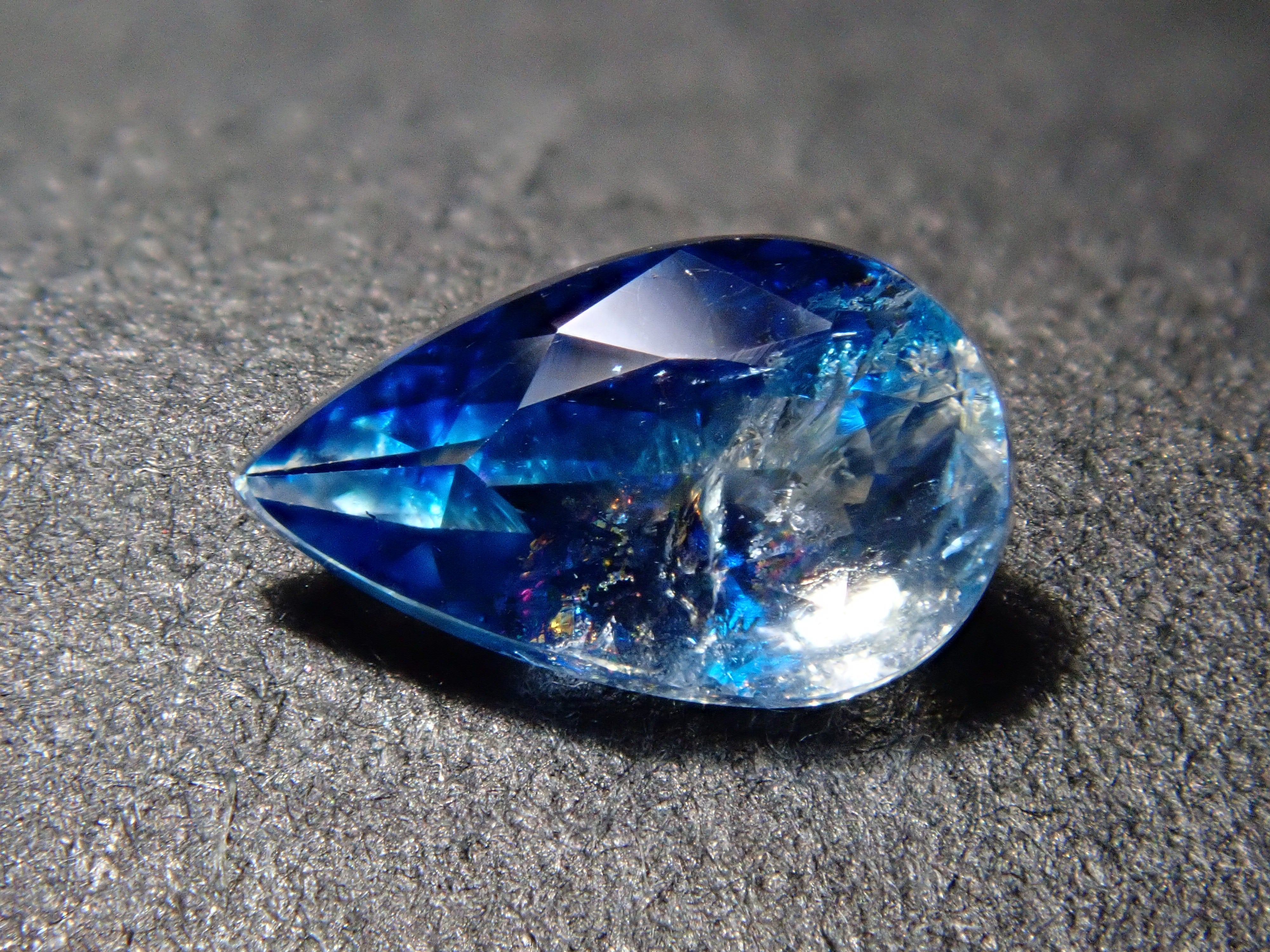 【12560355掲載】ジンバブエ産バイカラーユークレース 0.255ctルース