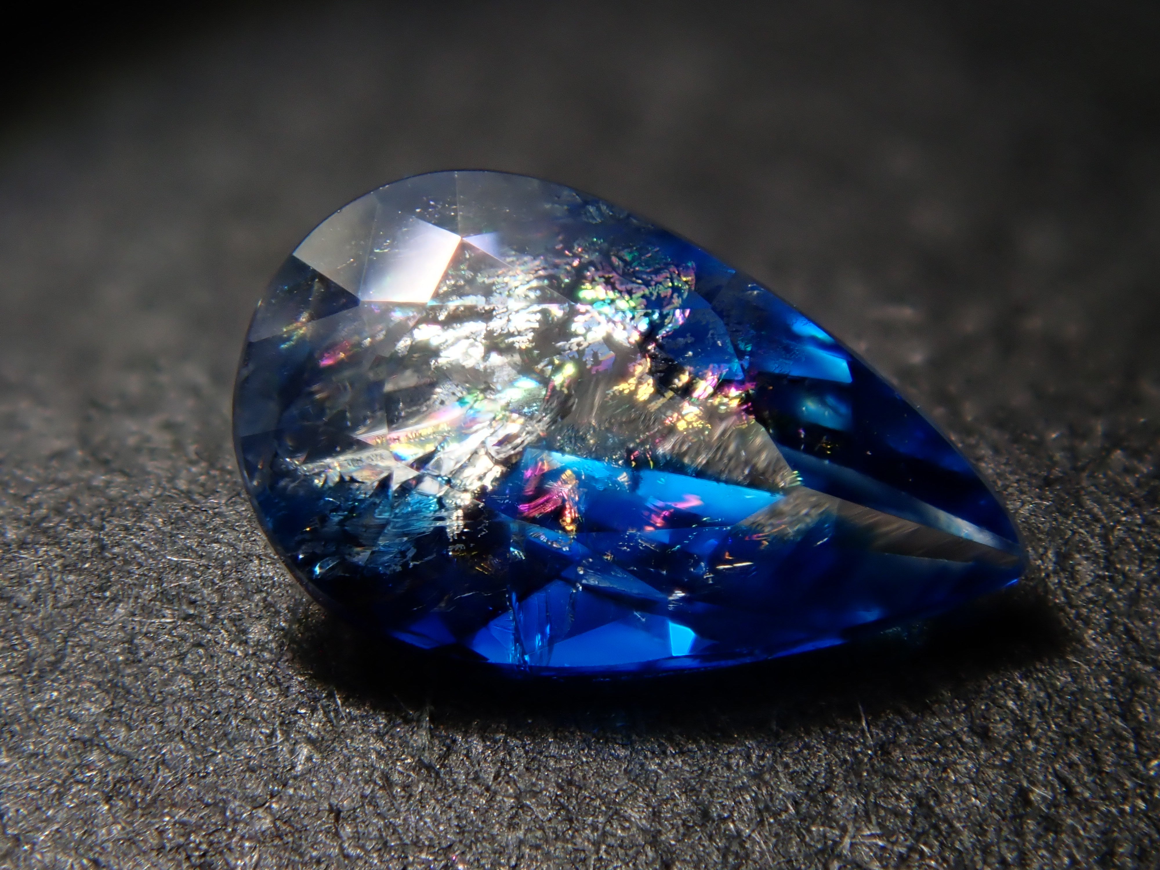 【12560355掲載】ジンバブエ産バイカラーユークレース 0.255ctルース