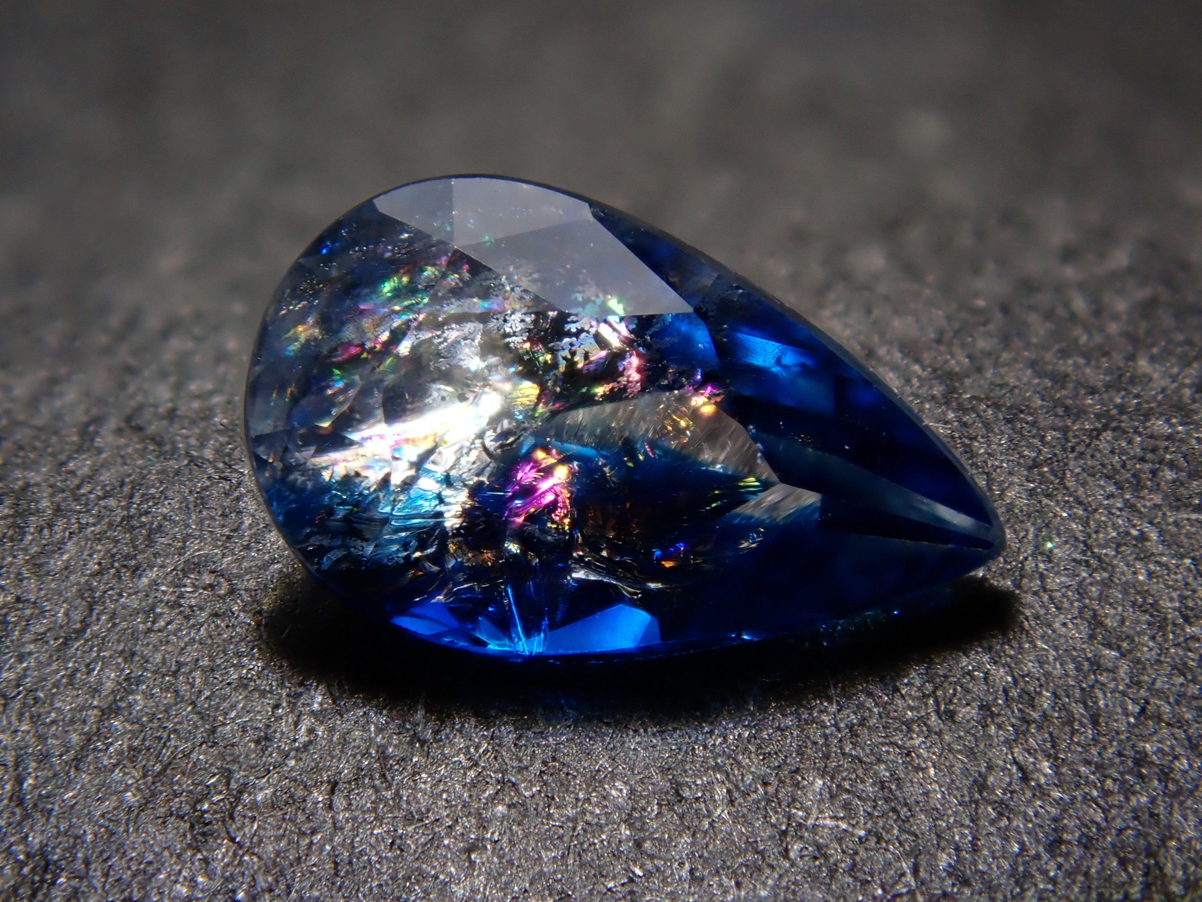 【12560355掲載】ジンバブエ産バイカラーユークレース 0.255ctルース