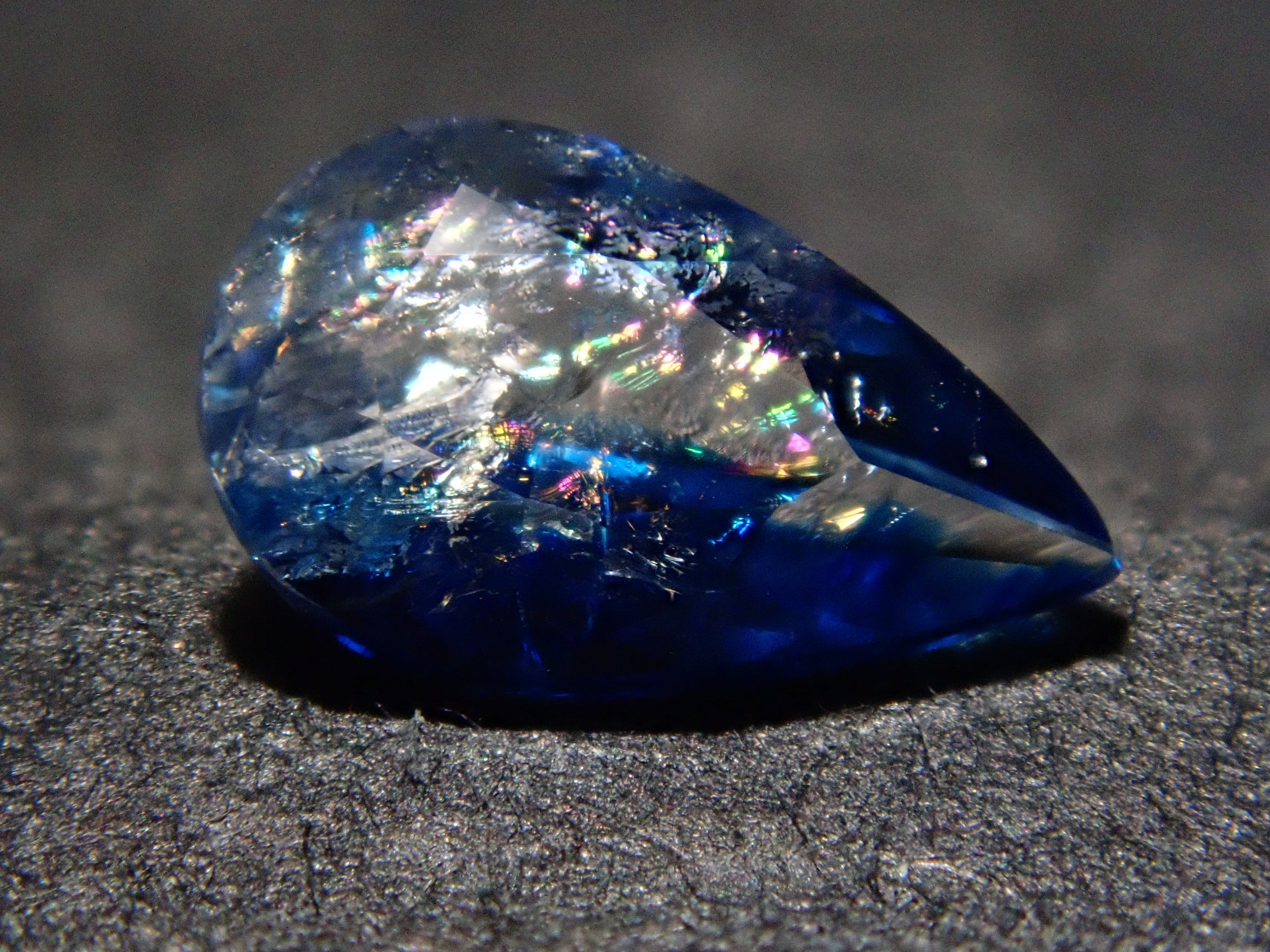 【12560355掲載】ジンバブエ産バイカラーユークレース 0.255ctルース