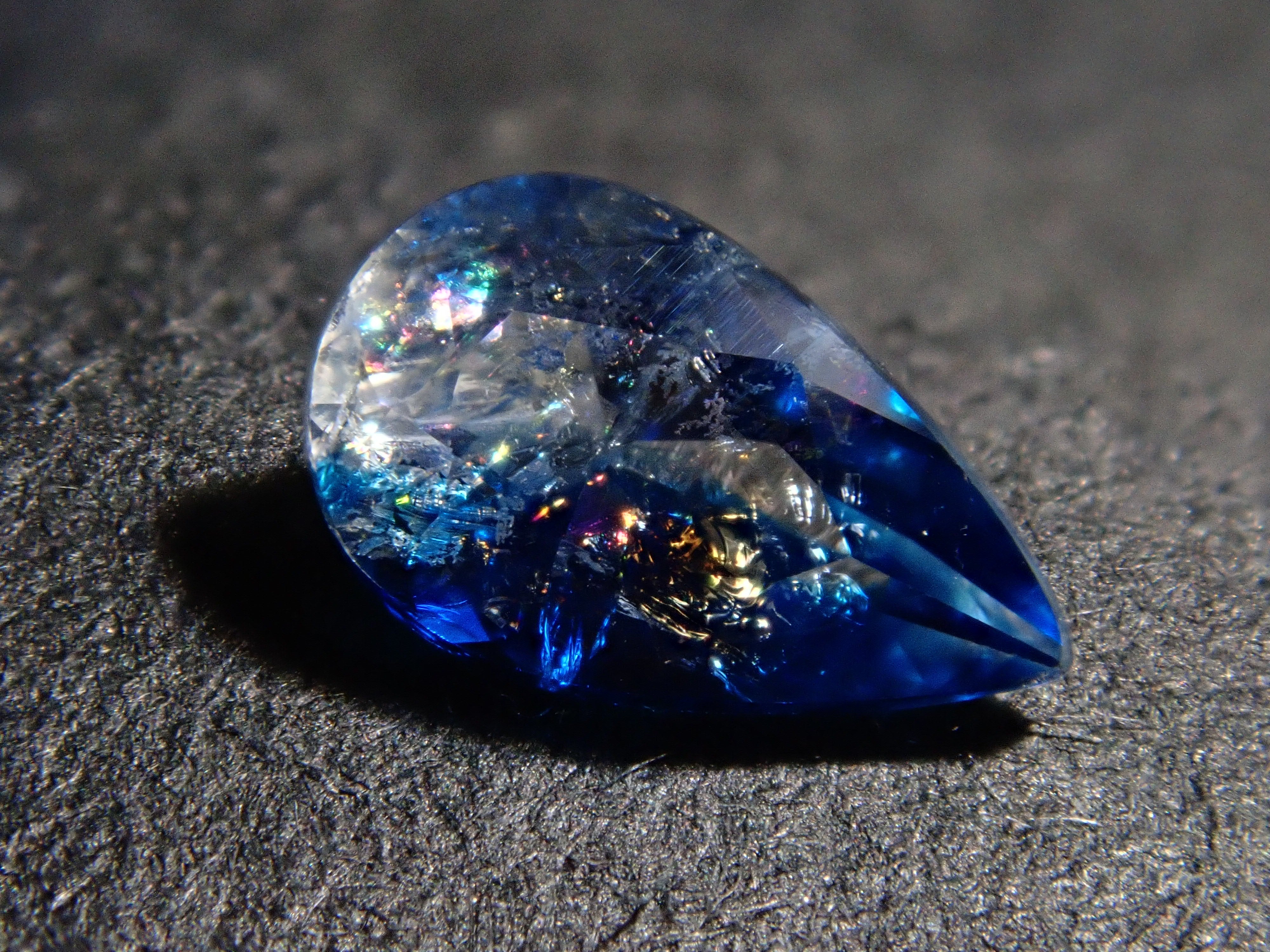 【12560355掲載】ジンバブエ産バイカラーユークレース 0.255ctルース