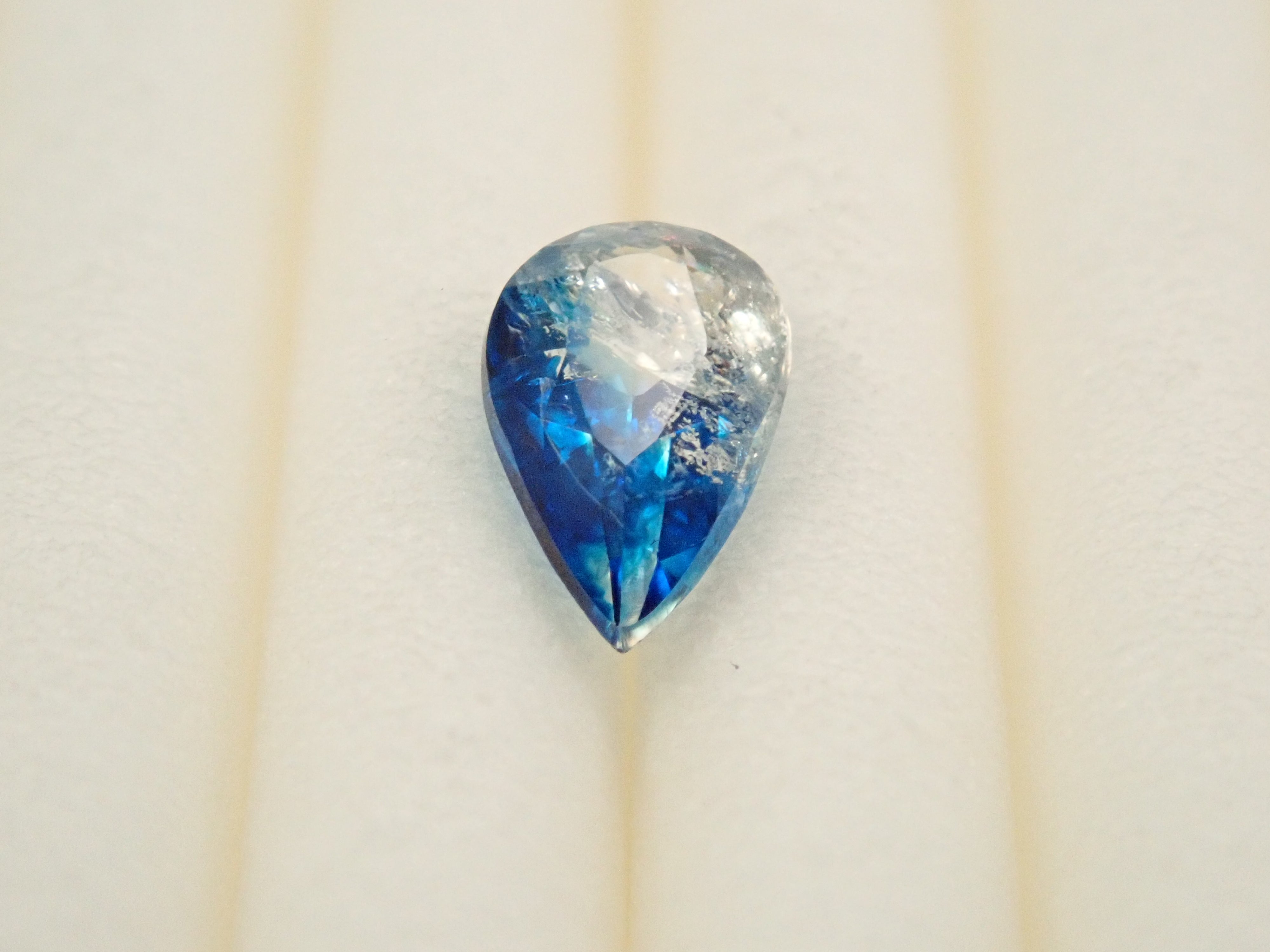 【12560355掲載】ジンバブエ産バイカラーユークレース 0.255ctルース