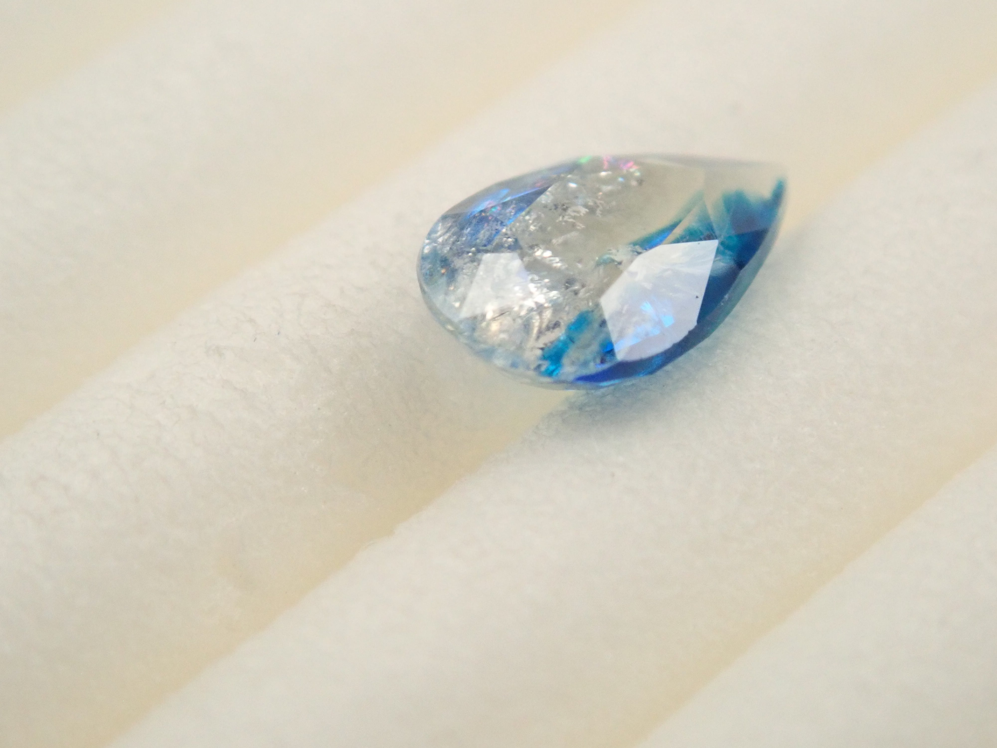 【12560355掲載】ジンバブエ産バイカラーユークレース 0.255ctルース