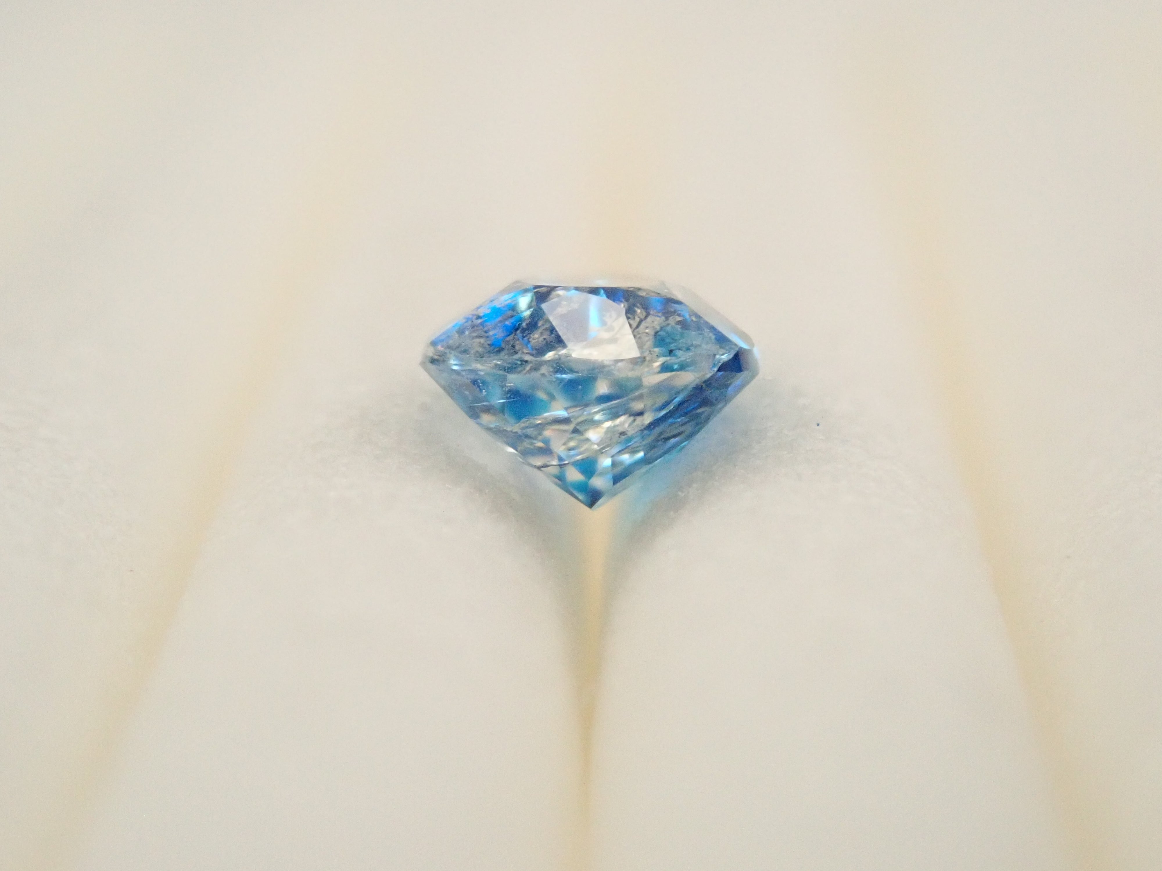 【12560355掲載】ジンバブエ産バイカラーユークレース 0.255ctルース