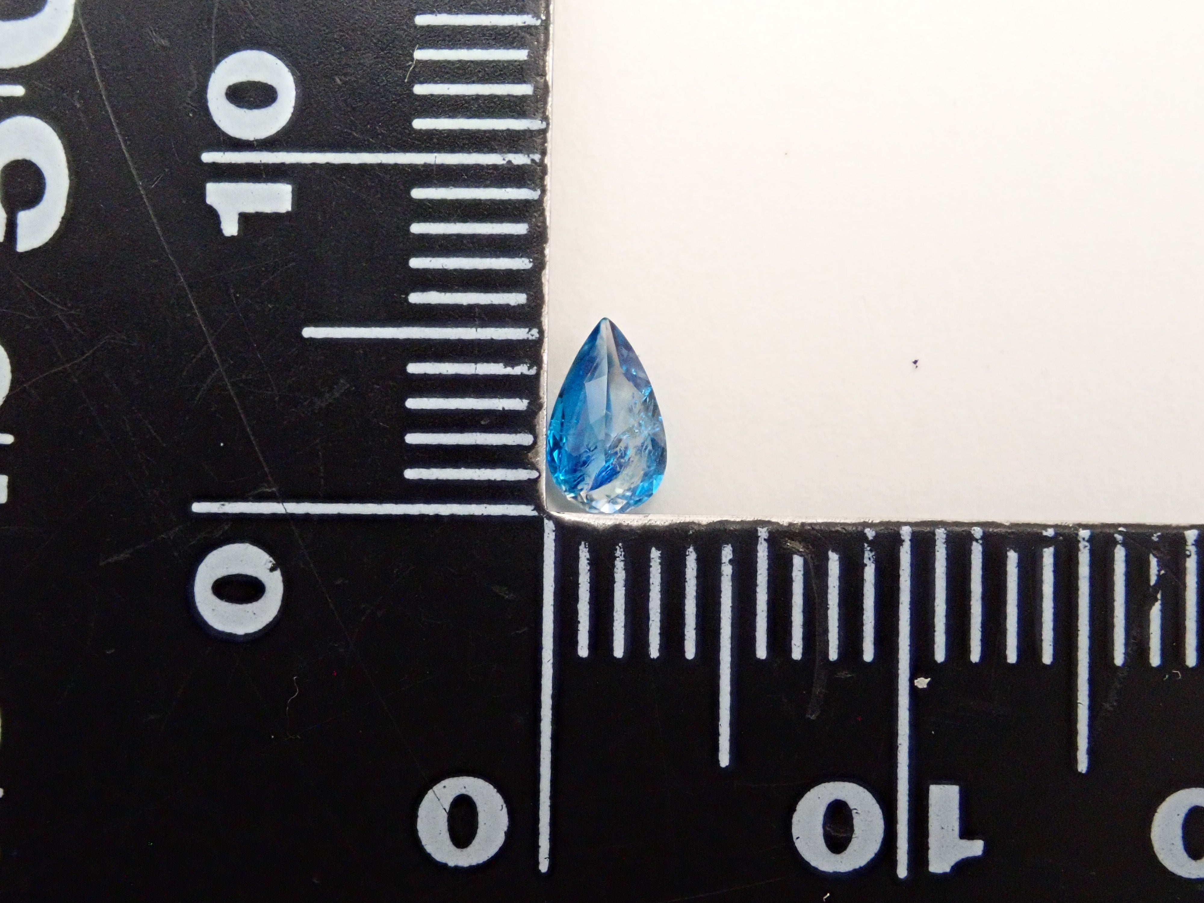 【12560355掲載】ジンバブエ産バイカラーユークレース 0.255ctルース