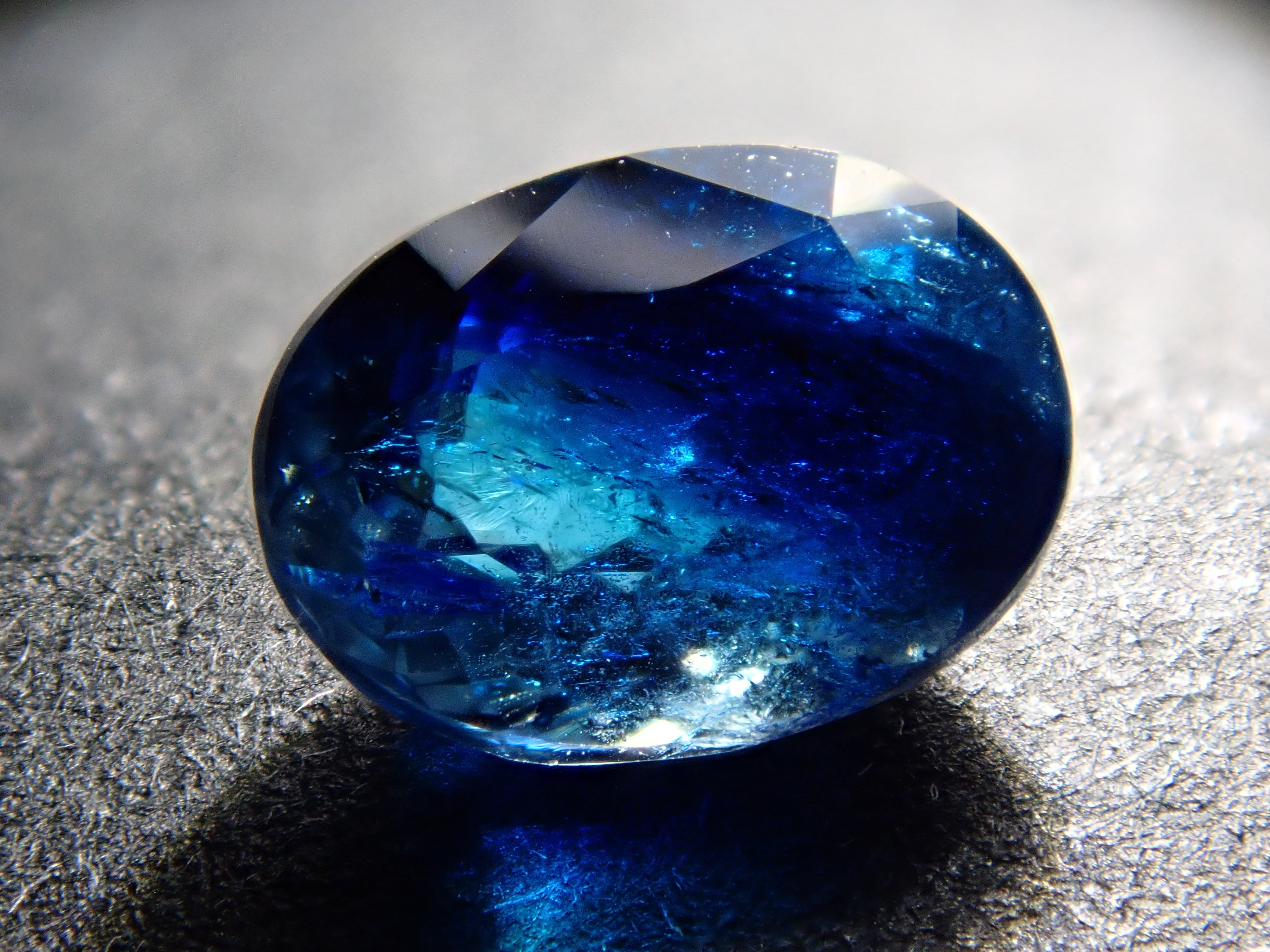 【12560359掲載】ジンバブエ産バイカラーユークレース 0.654ctルース