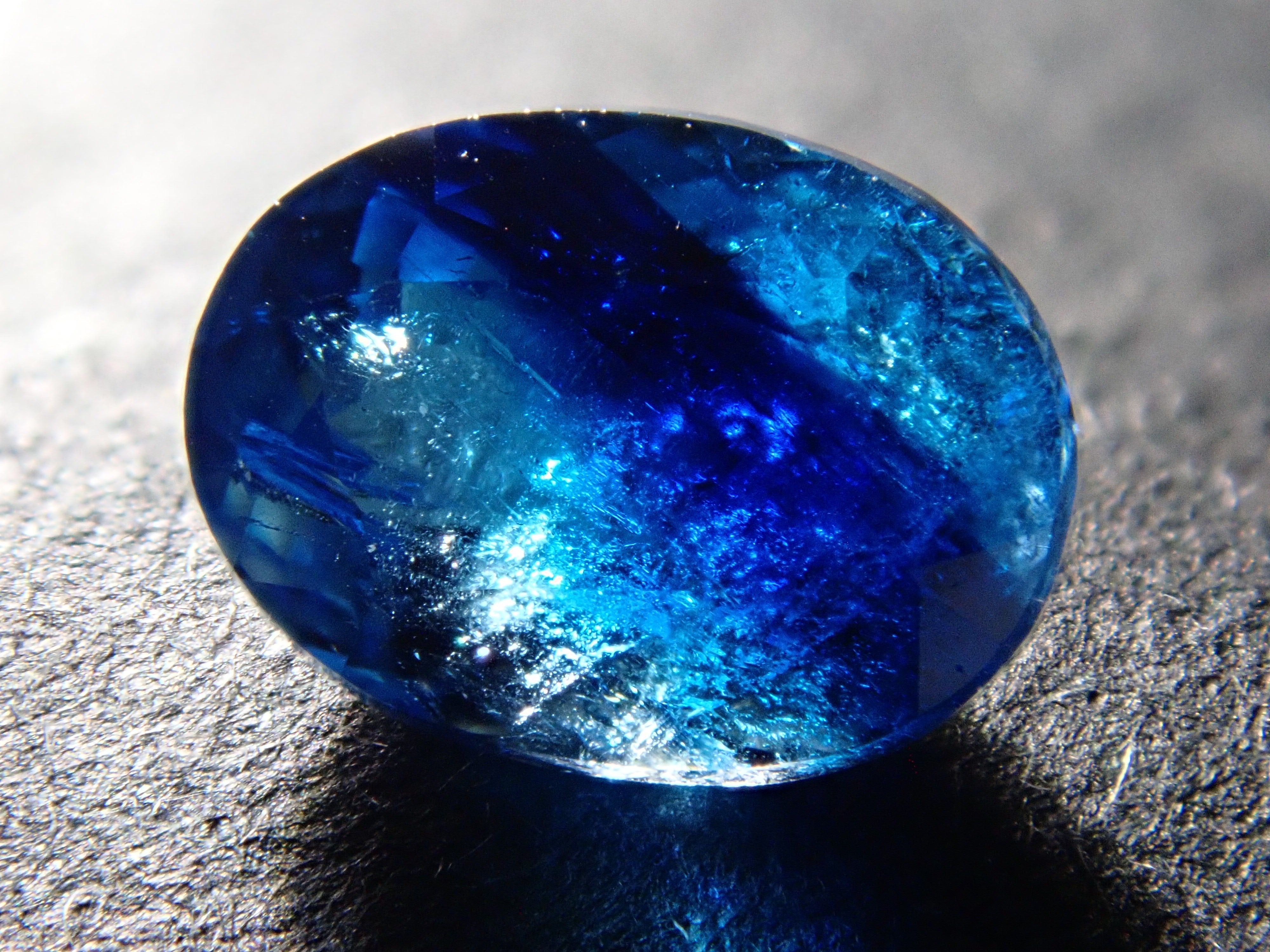 【12560359掲載】ジンバブエ産バイカラーユークレース 0.654ctルース