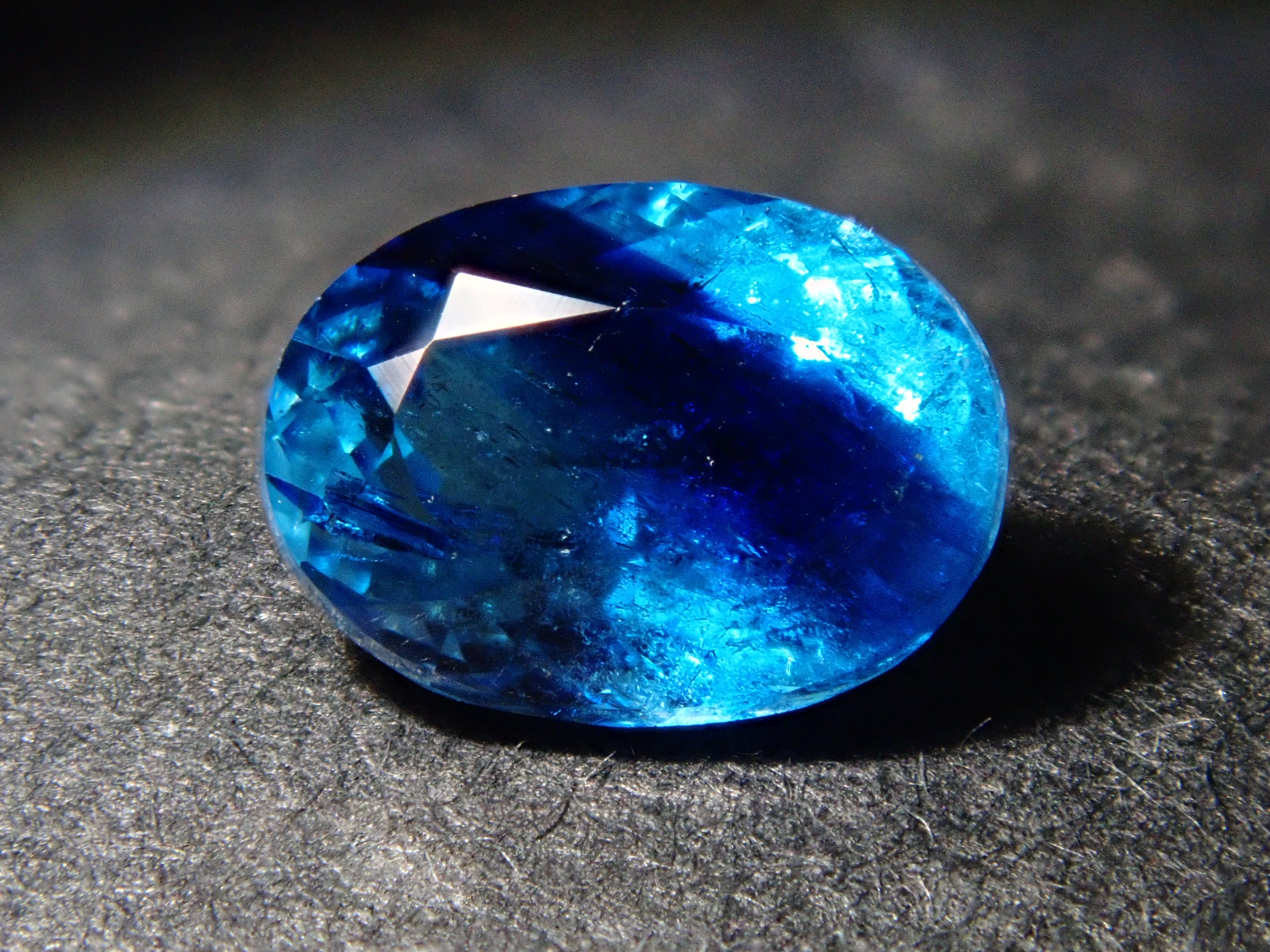 【12560359掲載】ジンバブエ産バイカラーユークレース 0.654ctルース