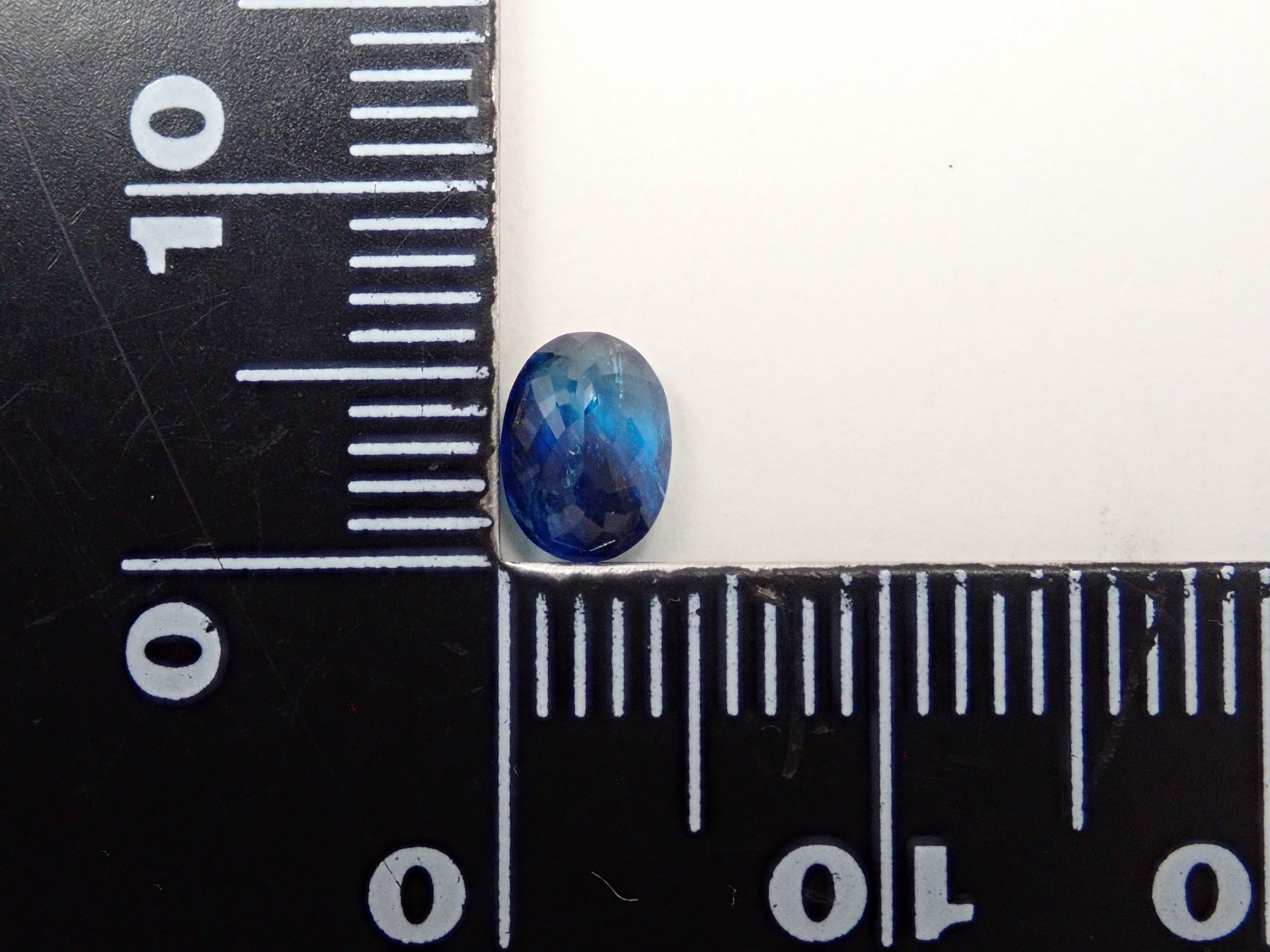 【12560359掲載】ジンバブエ産バイカラーユークレース 0.654ctルース